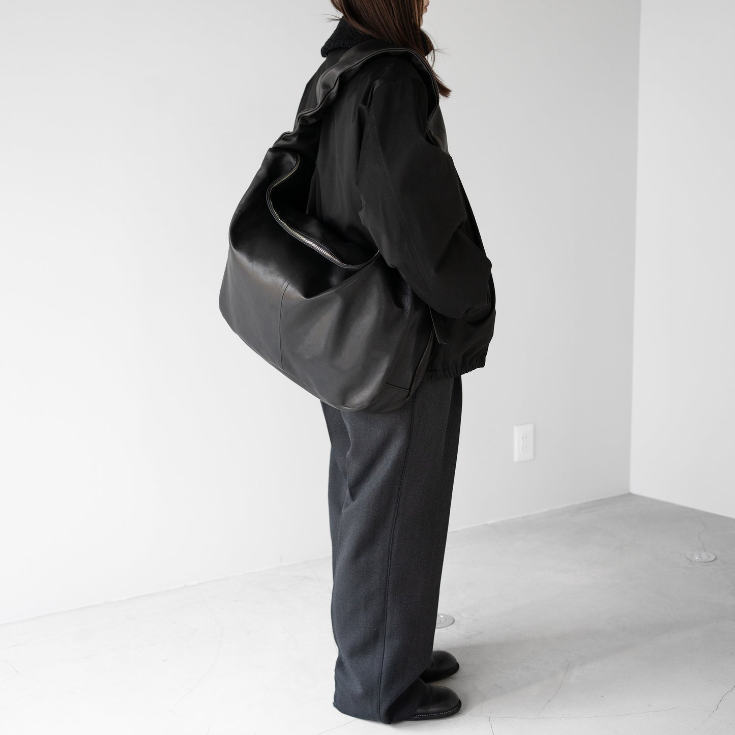 ssstein/ SHIRRING HANDLE LEATHER SHOULDER BAG "BLACK"