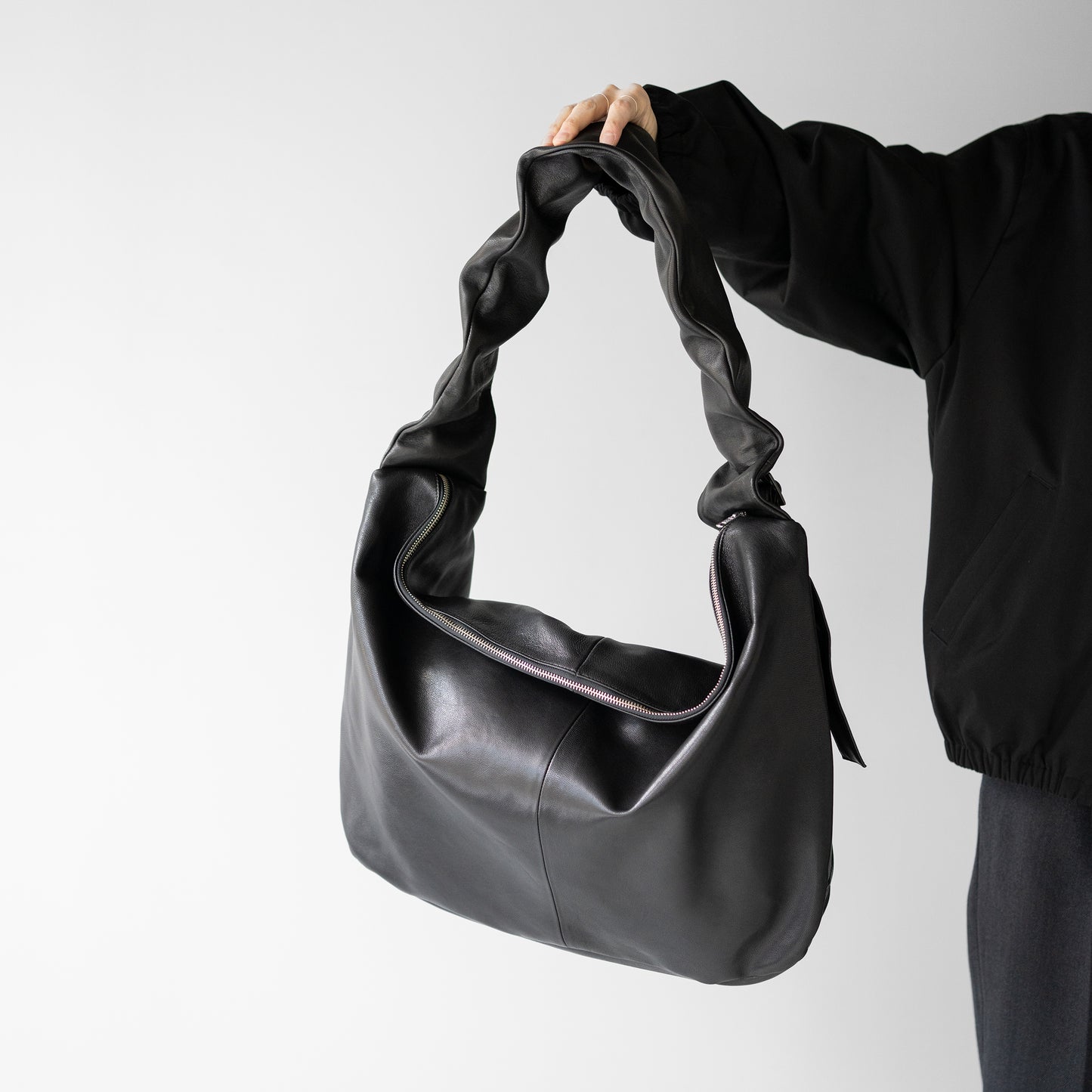 ssstein/ SHIRRING HANDLE LEATHER SHOULDER BAG "BLACK"