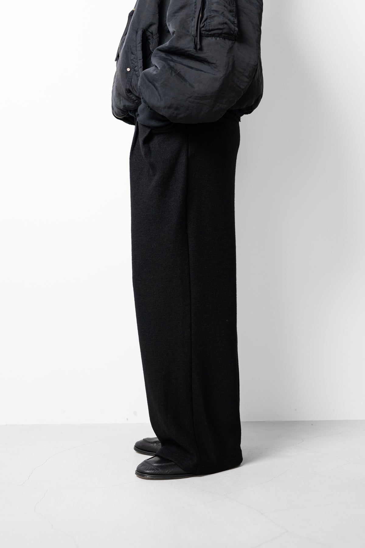 ANCELLM / WOOL CUT WIDE TUCK SLACKS "BLACK"