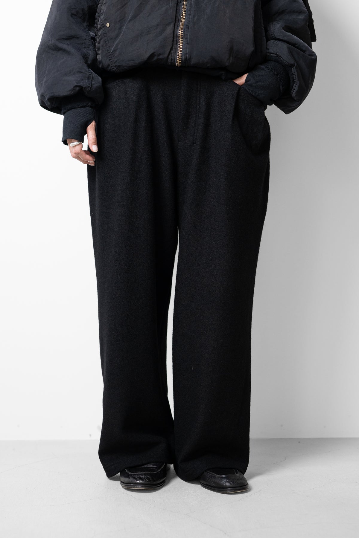 ANCELLM / WOOL CUT WIDE TUCK SLACKS "BLACK"