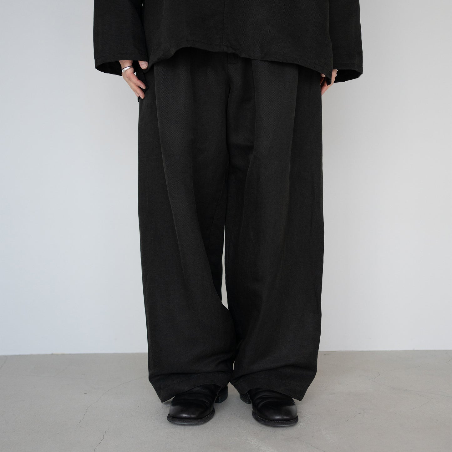 YOKE/ Linen Silk Kersey 3pleated Tapered Trousers "BLACK"