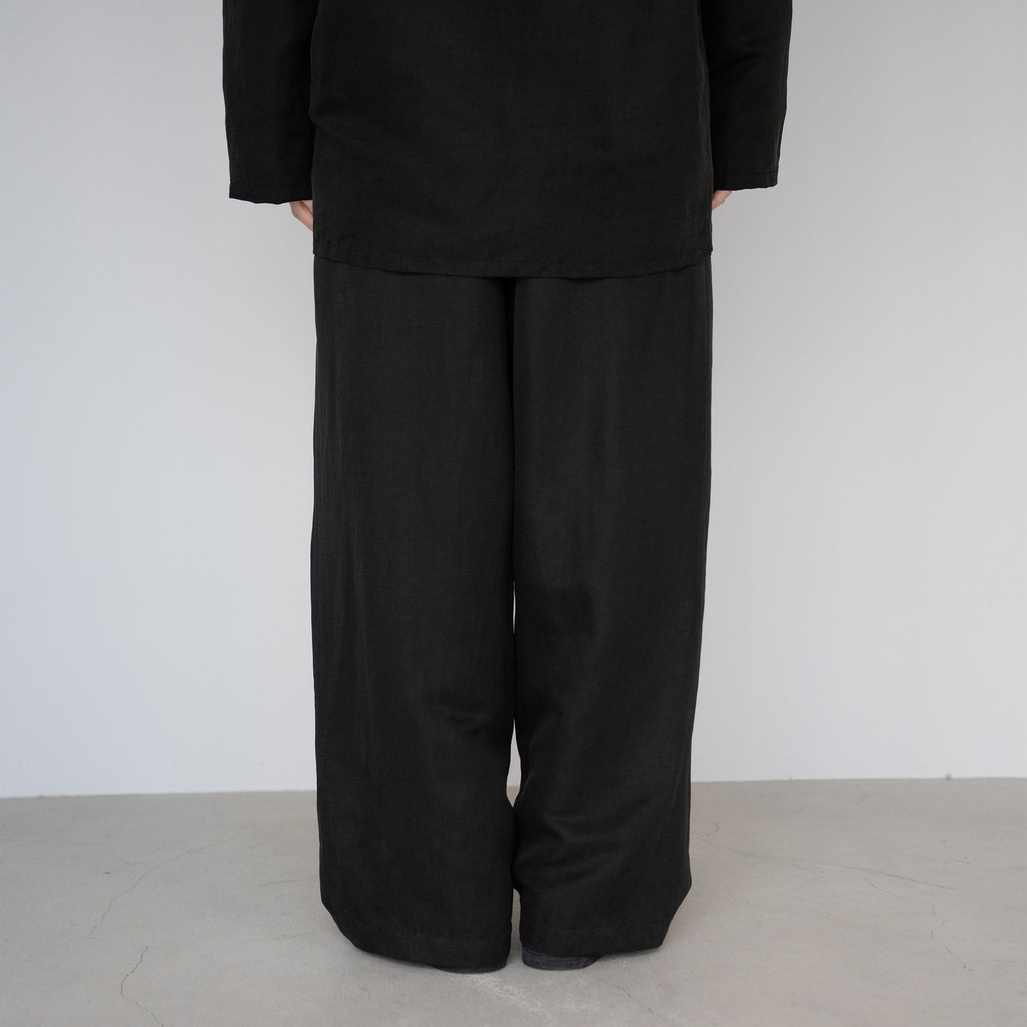 YOKE/ Linen Silk Kersey 3pleated Tapered Trousers "BLACK"
