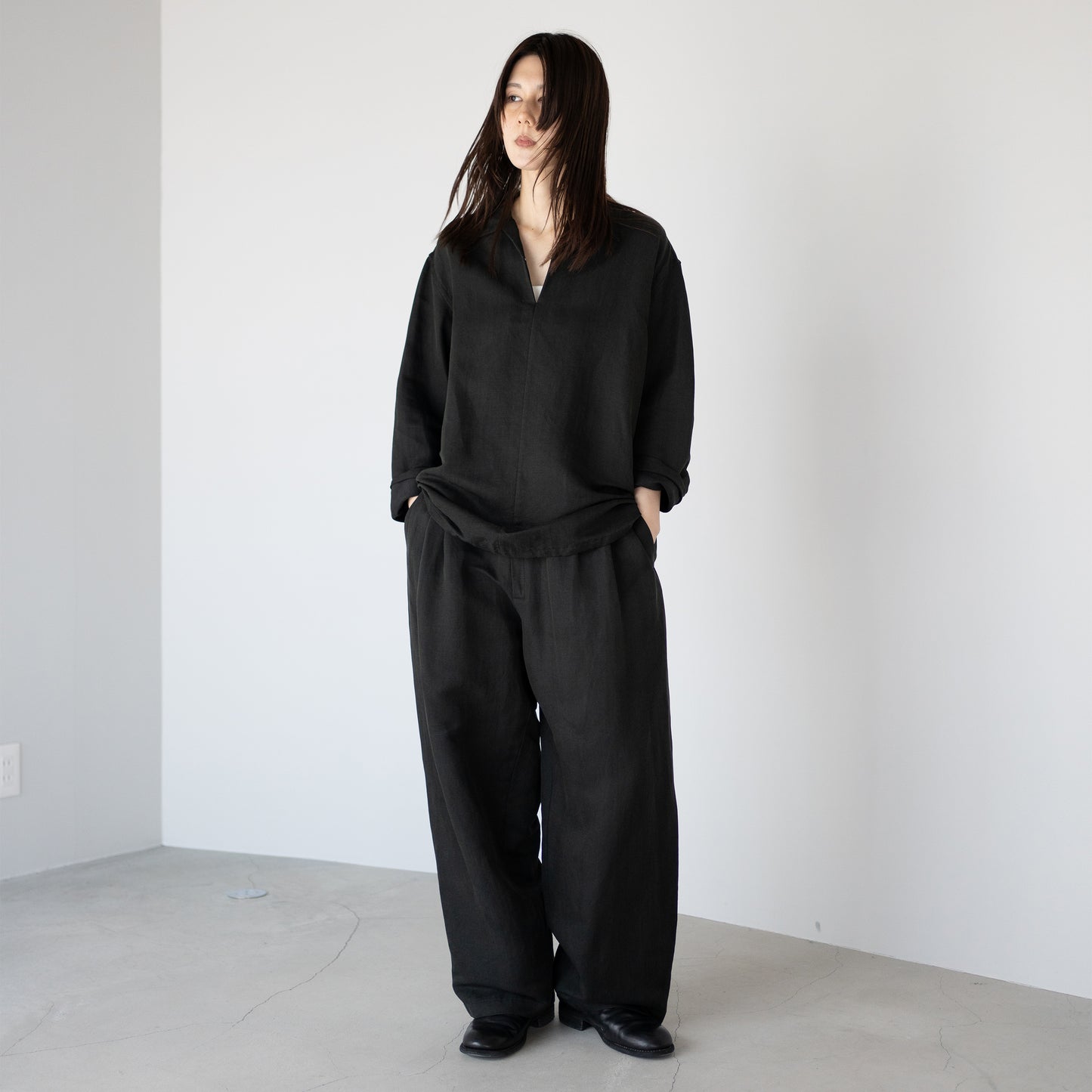 YOKE/ Linen Silk Kersey 3pleated Tapered Trousers "BLACK"