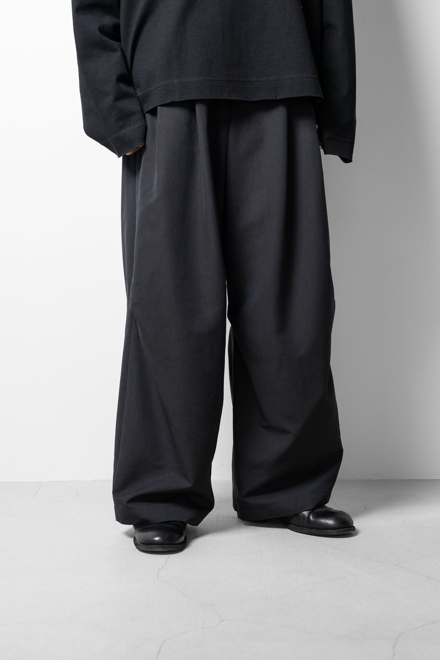 Antwort / SMOOTH TAFTA DRAPE TUCK PANTS "BLACK"