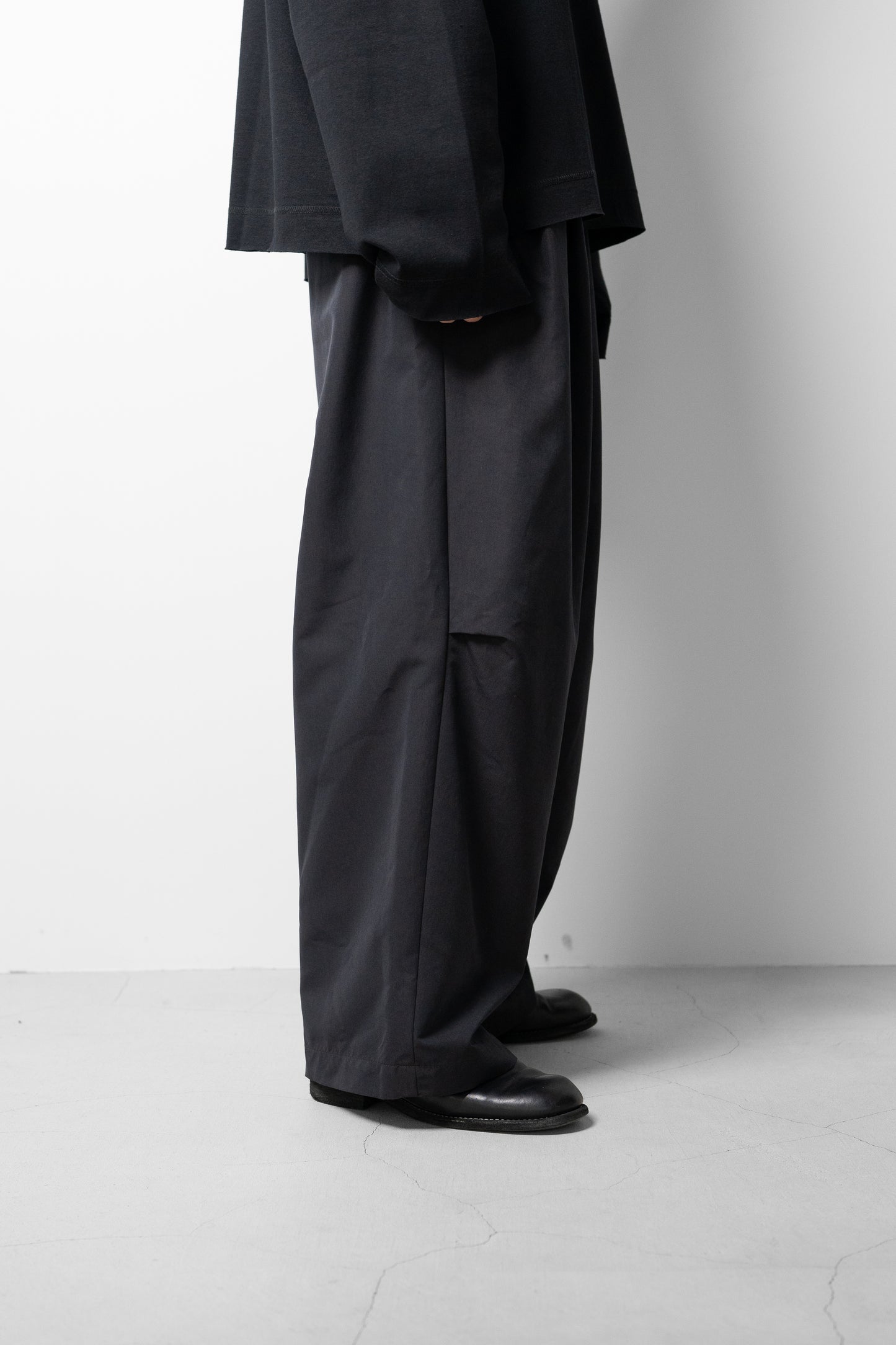 Antwort / SMOOTH TAFTA DRAPE TUCK PANTS "BLACK"