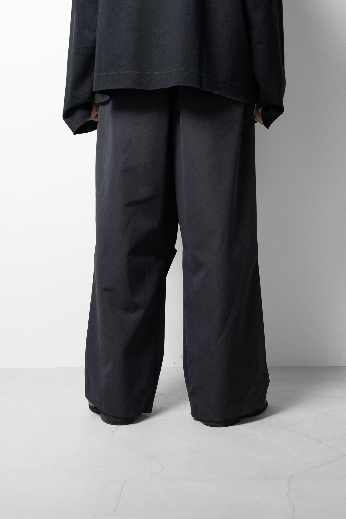 Antwort / SMOOTH TAFTA DRAPE TUCK PANTS "BLACK"