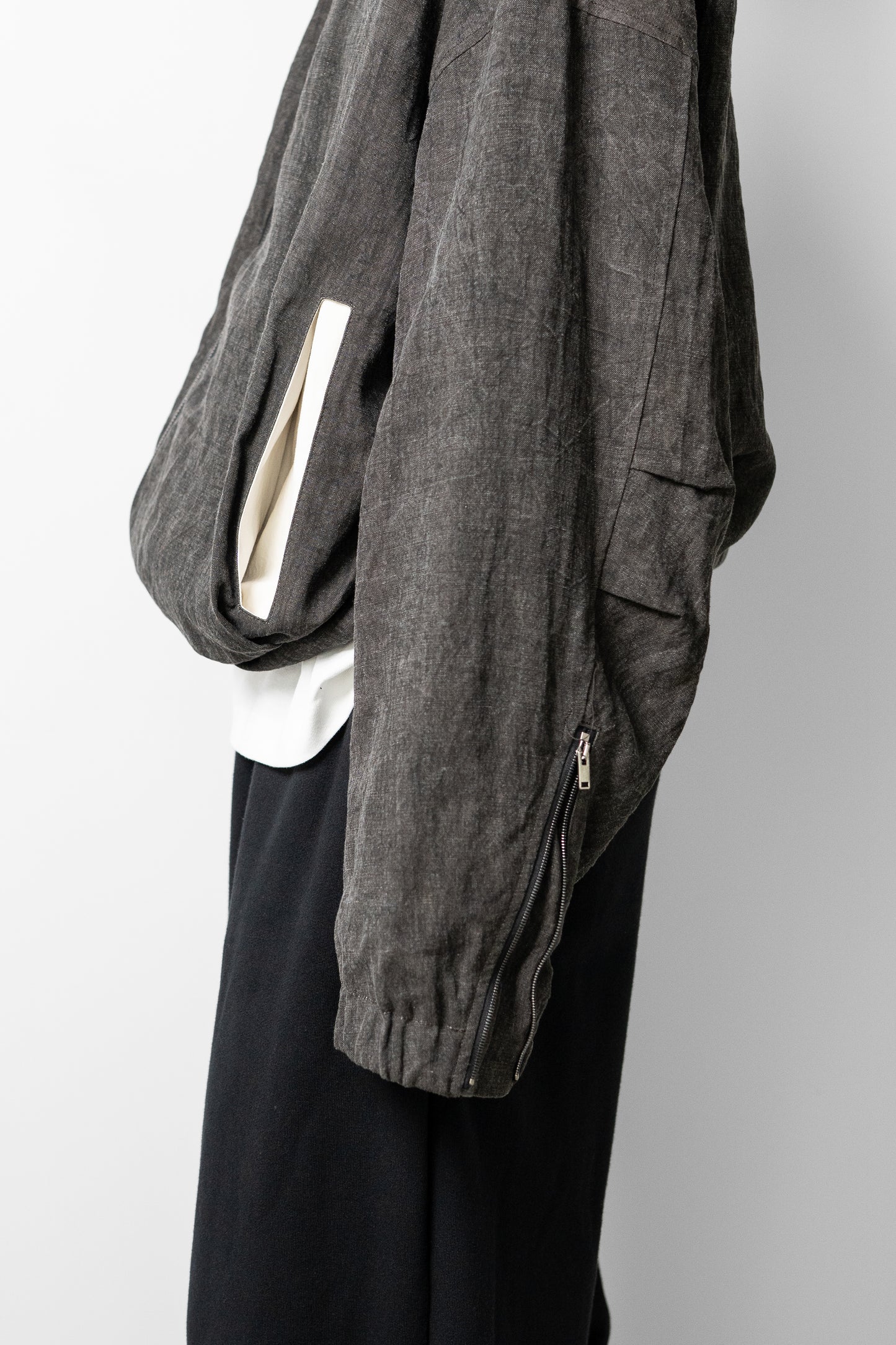 VUJA DÉ / Kira Drape Blouson in Sumi-Dyed Linen "Grey"