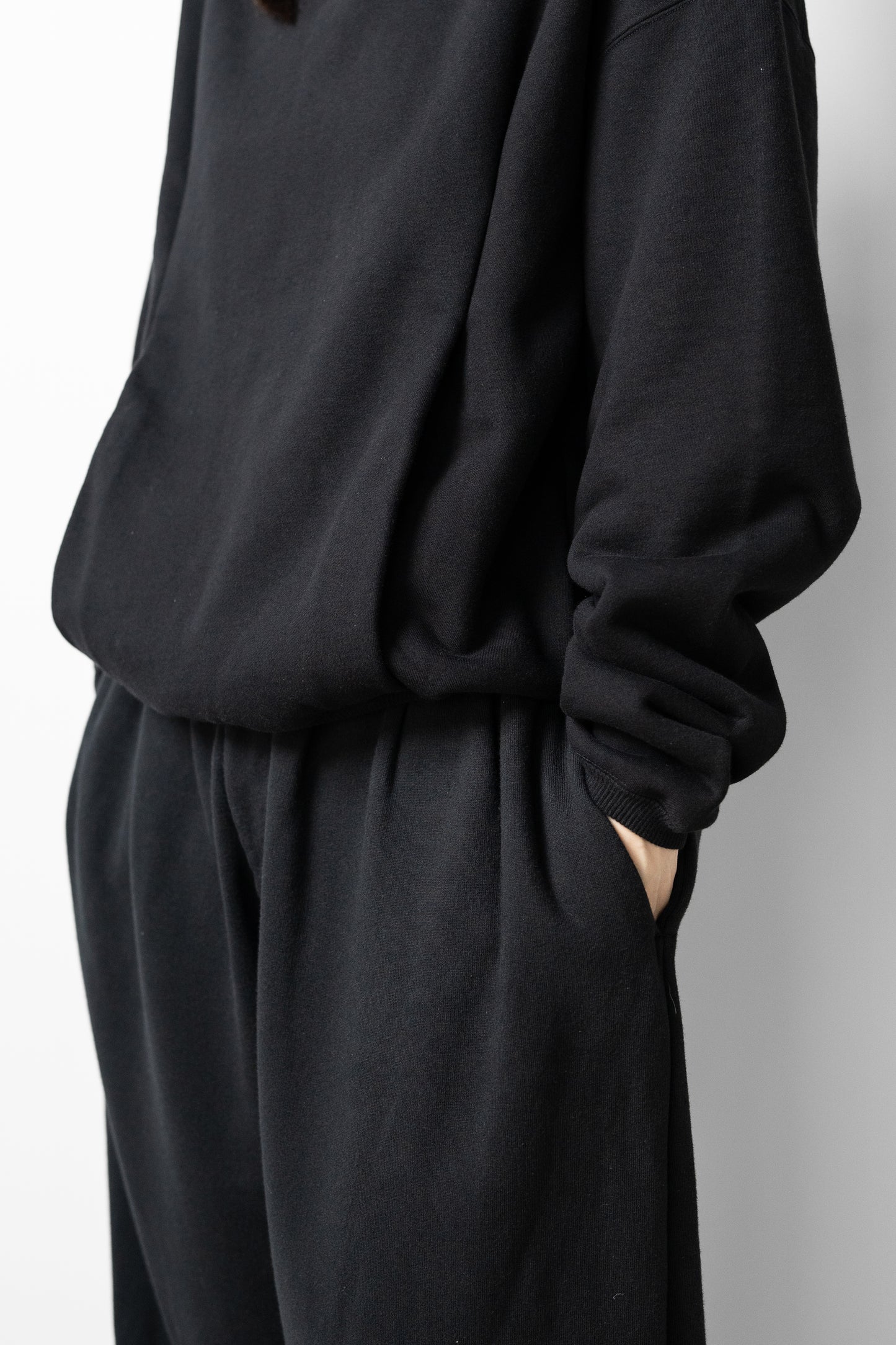 VUJA DÉ / Rhea Pullover Hoodie in Suvin Cotton "BLACK"