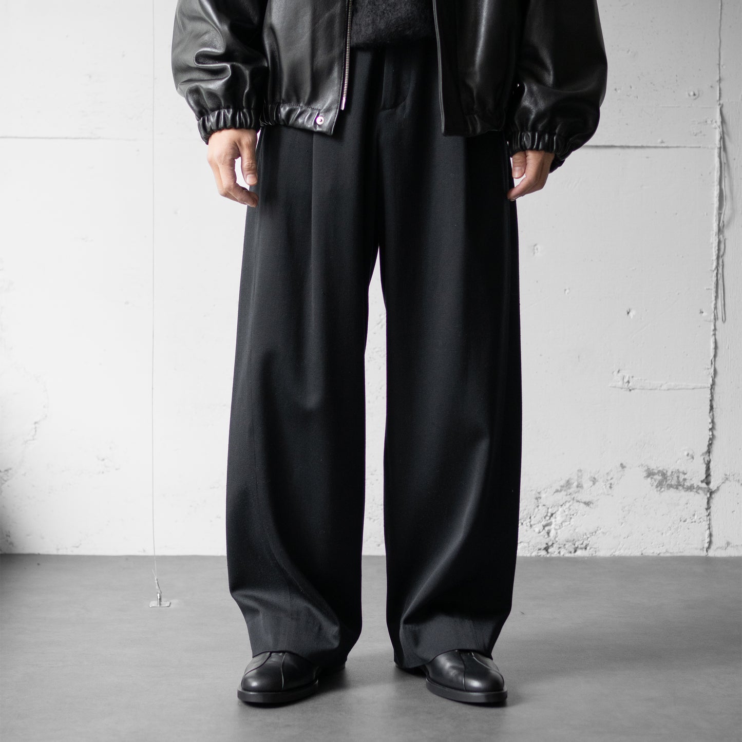 ssstein/ W/SI SATIN TWIST SEAM WIDE EASY TROUSERS "BLACK"