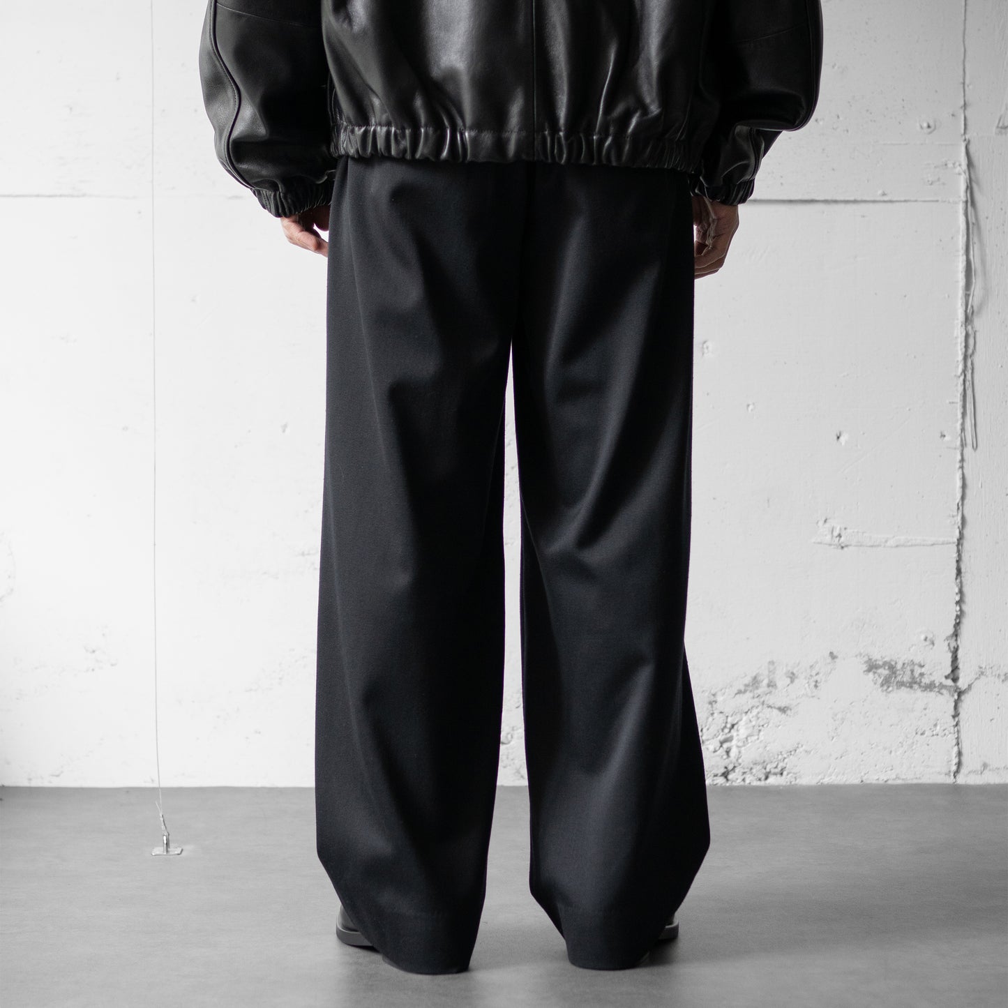 ssstein/ W/SI SATIN TWIST SEAM WIDE EASY TROUSERS "BLACK"