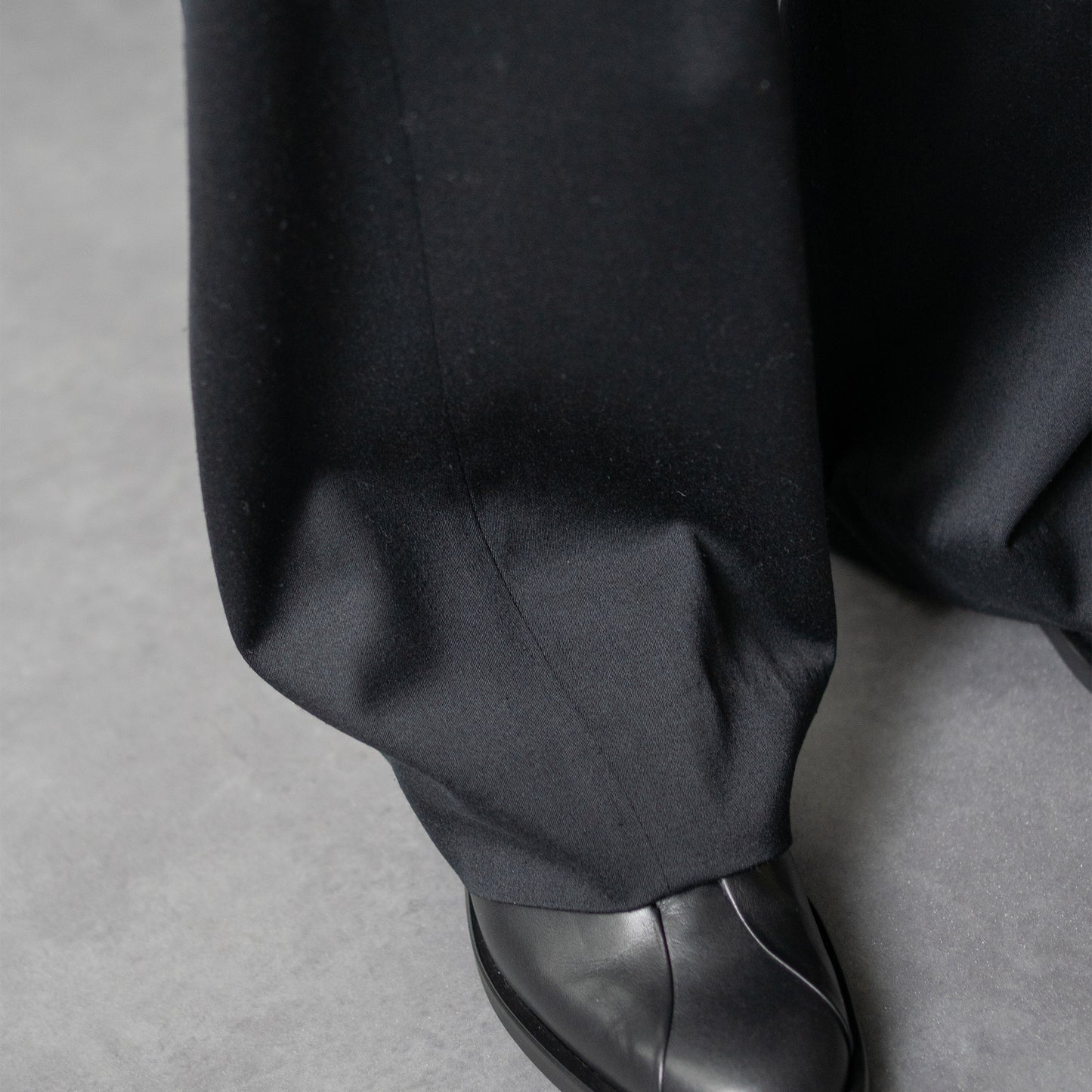 ssstein/ W/SI SATIN TWIST SEAM WIDE EASY TROUSERS "BLACK"