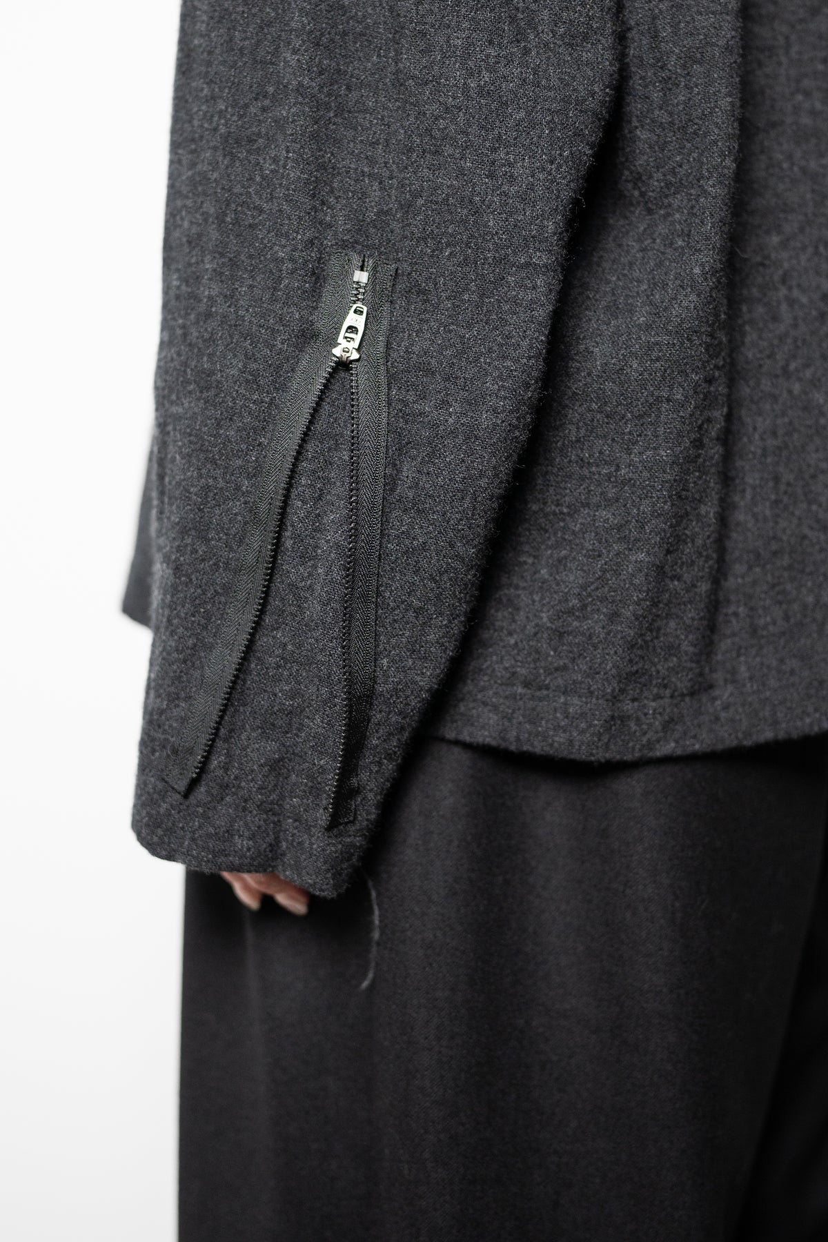 barbell object / zipper bl "charcoal"