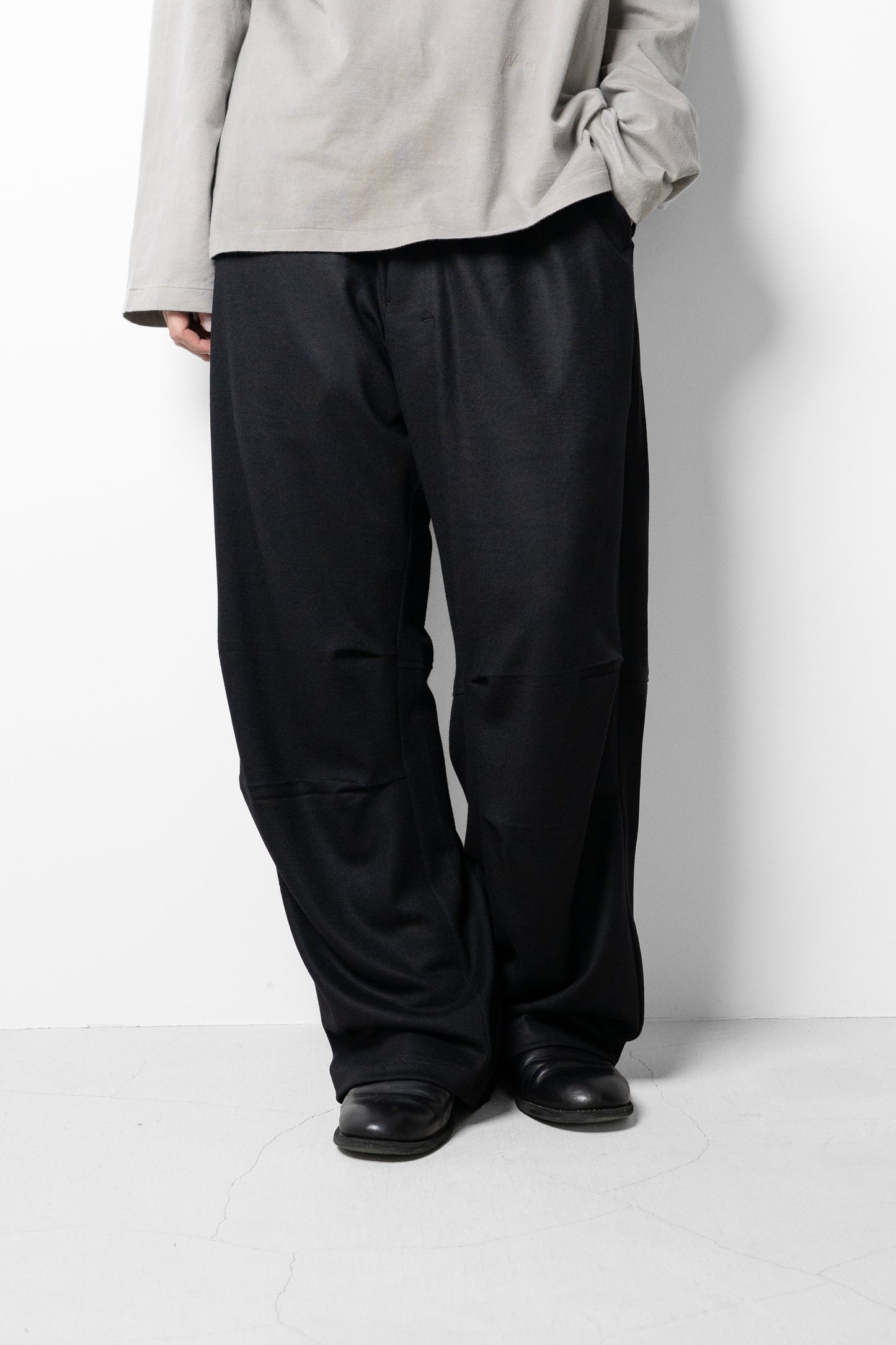 ANCELLM / WOOL CUT KNEE TUCK SLACKS "BLACK"