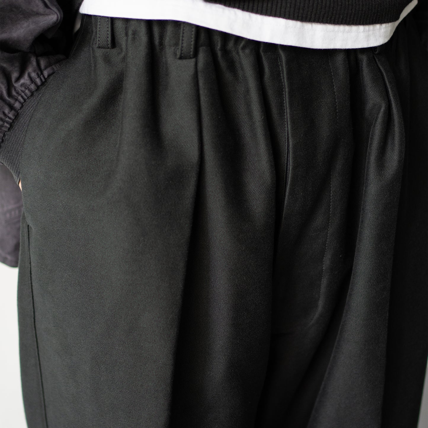 nonnotte/ Draping Elastic Intuck Wide Trousers "Deep Black"