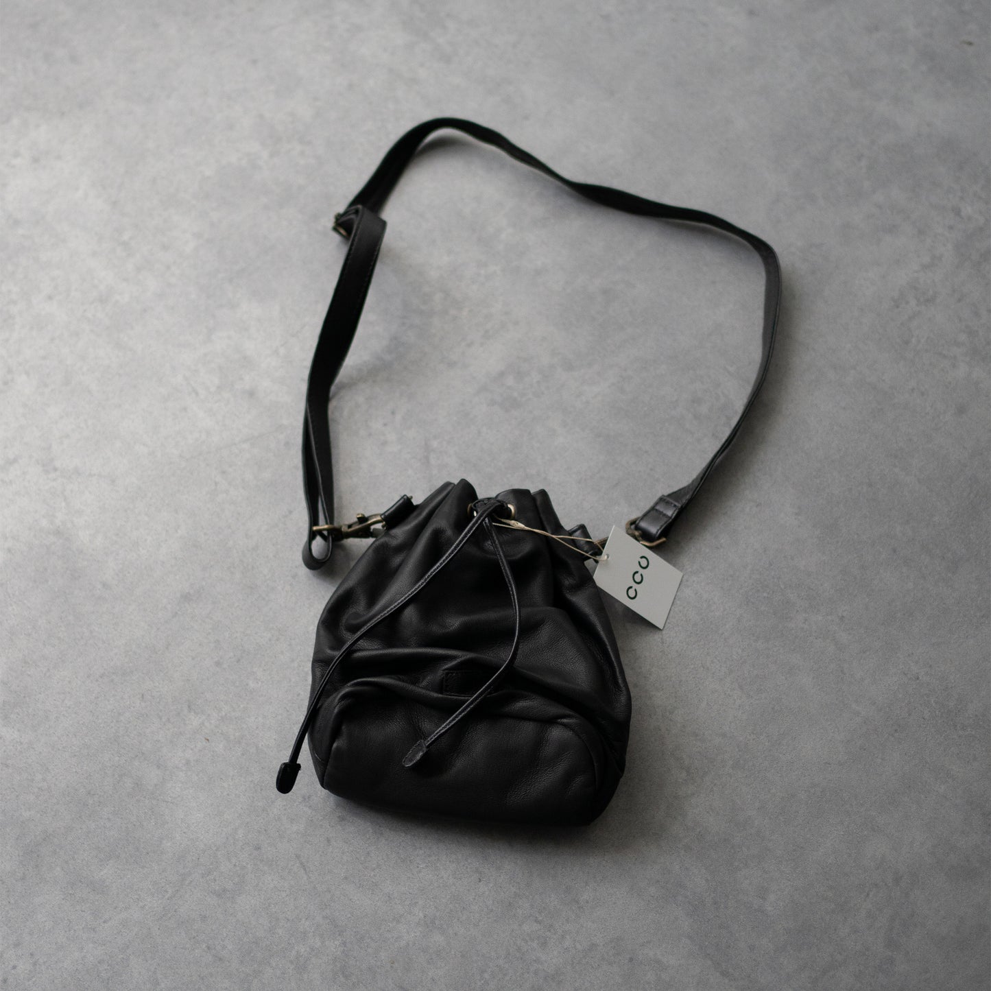 CCU / KINCHAKU LEATHER BAG "BLK"