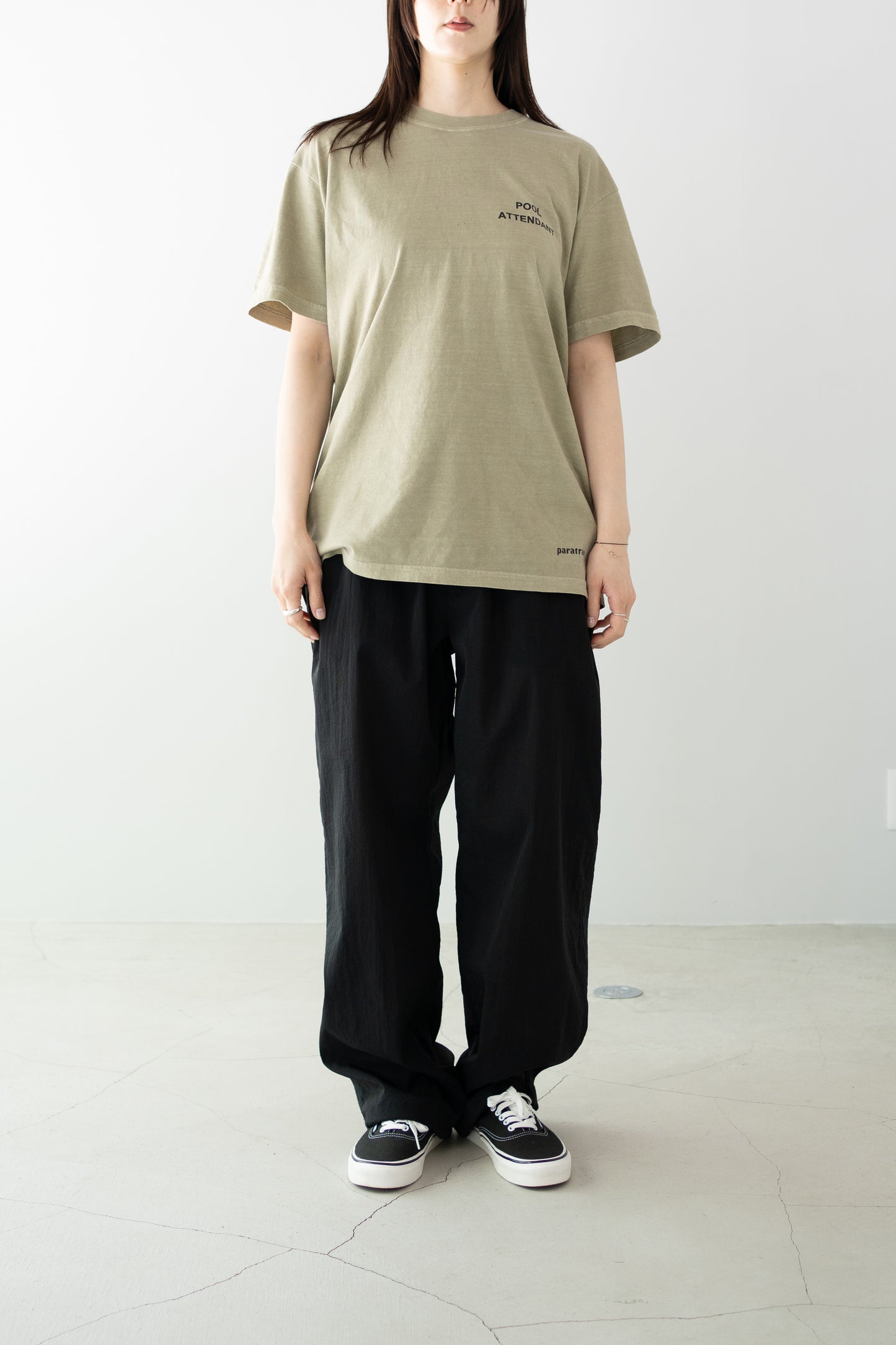 paratrait/ POOL ATTENDANT T "KHAKI"