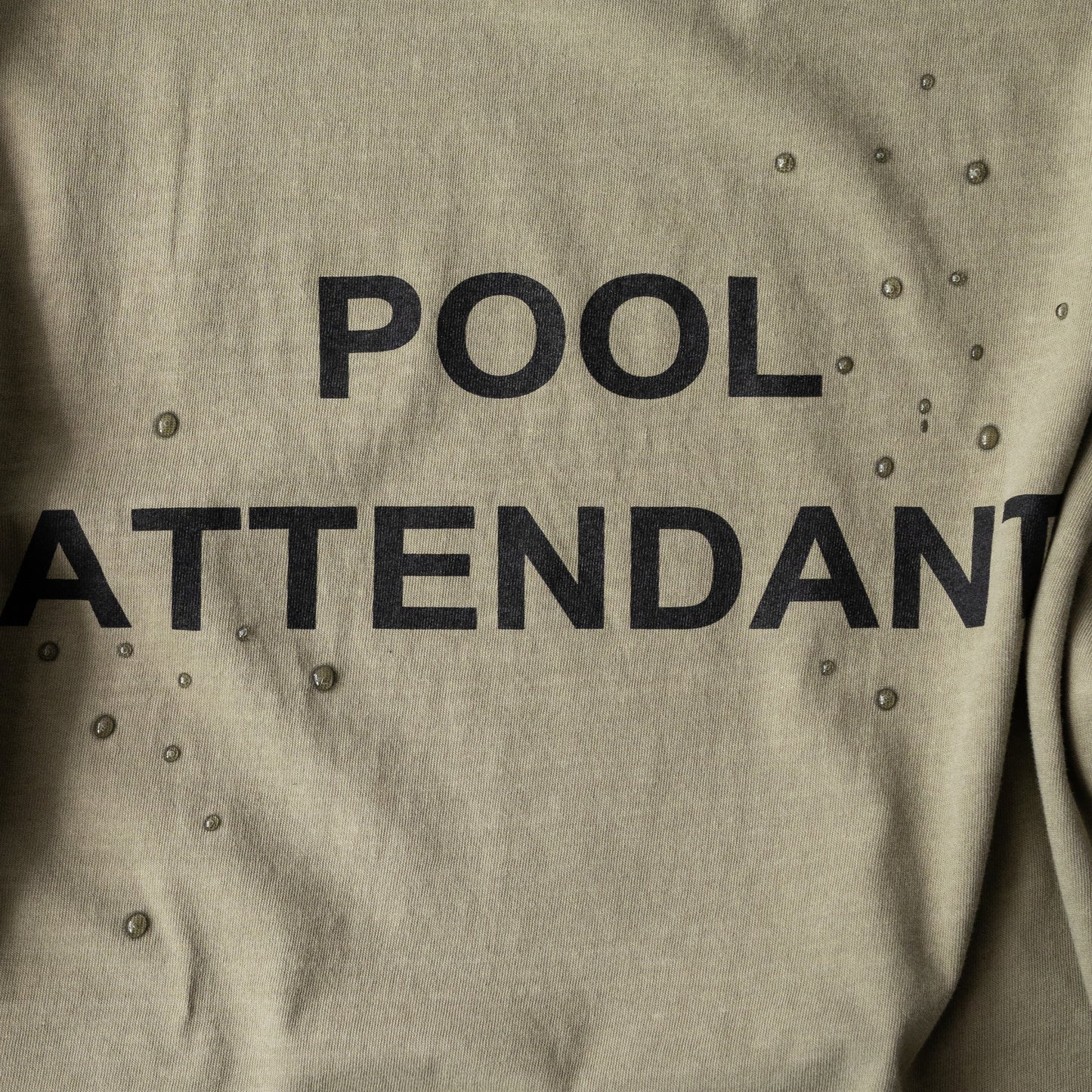 paratrait/ POOL ATTENDANT T "KHAKI"