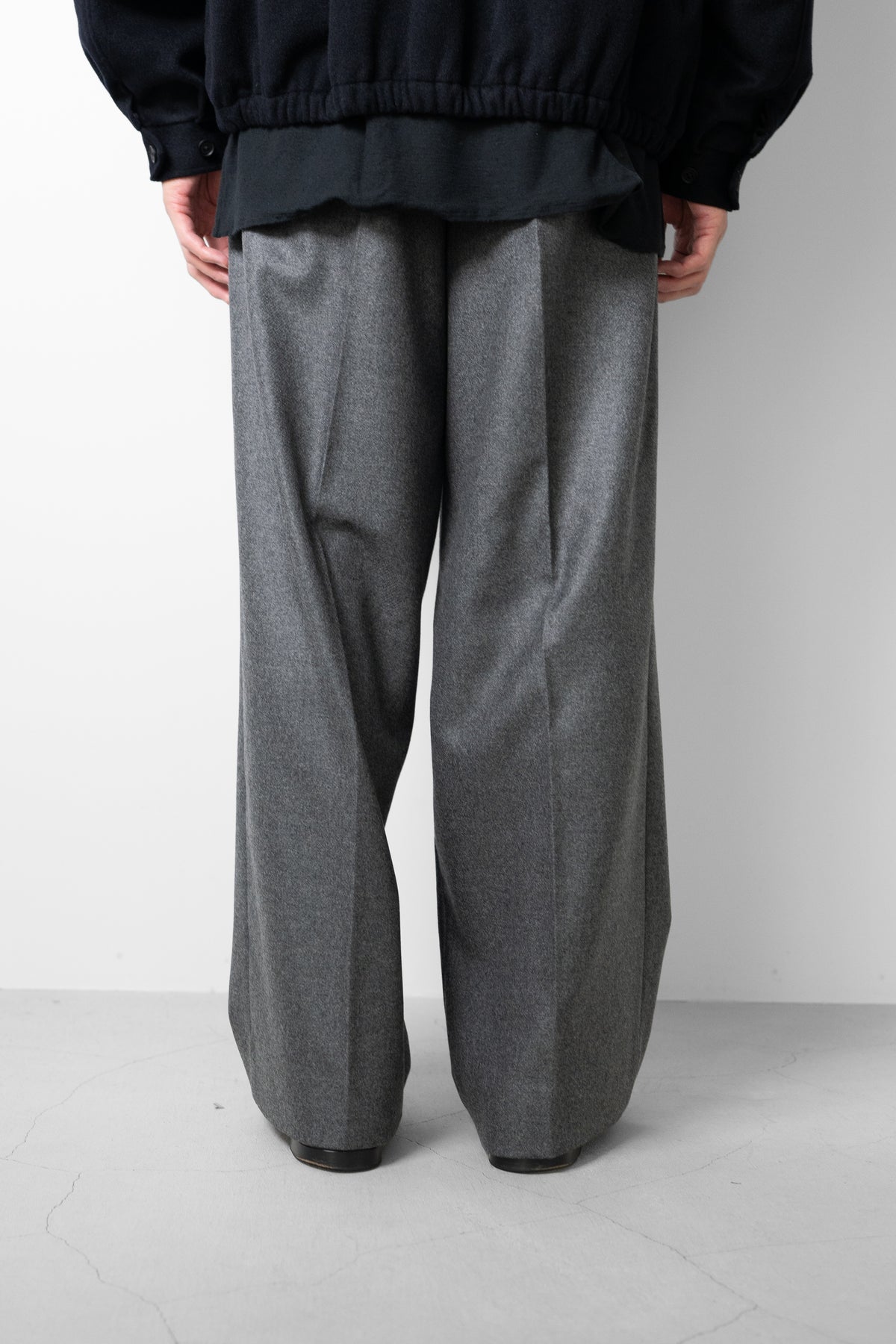 ssstein/ COMPRESSED FLANNEL LONG WIDE TROUSERS "DARK GREY"
