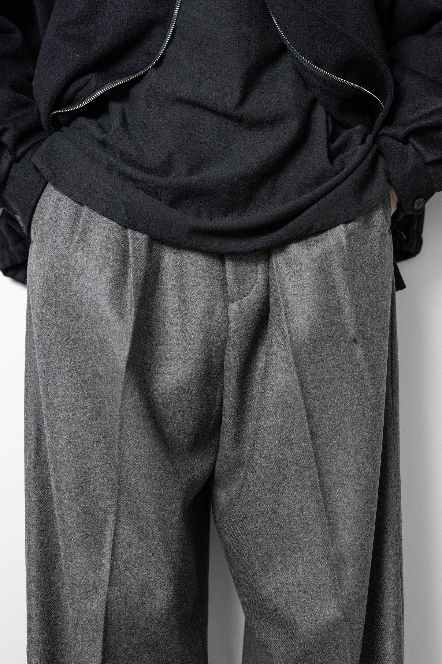 ssstein/ COMPRESSED FLANNEL LONG WIDE TROUSERS "DARK GREY"