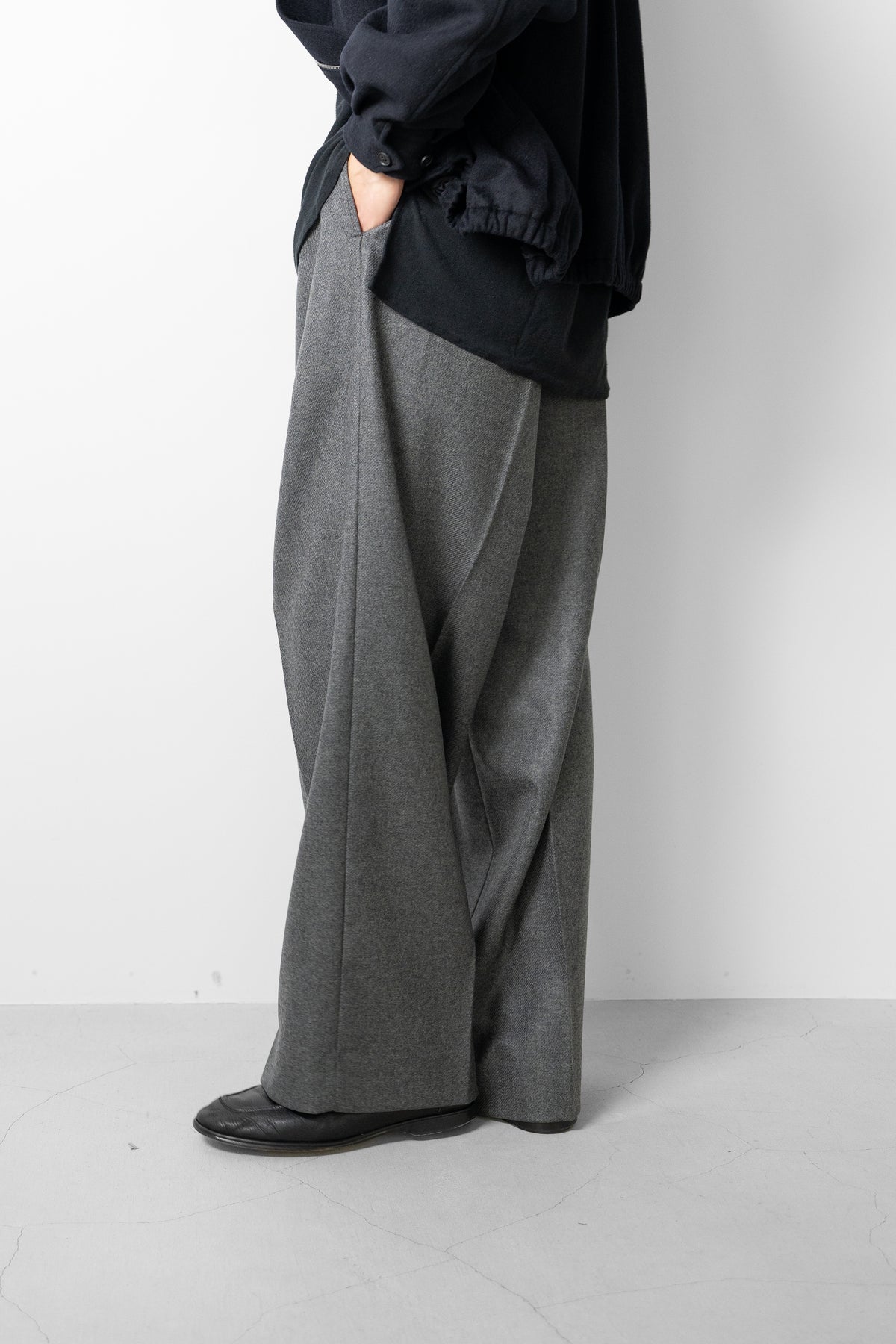 ssstein/ COMPRESSED FLANNEL LONG WIDE TROUSERS "DARK GREY"