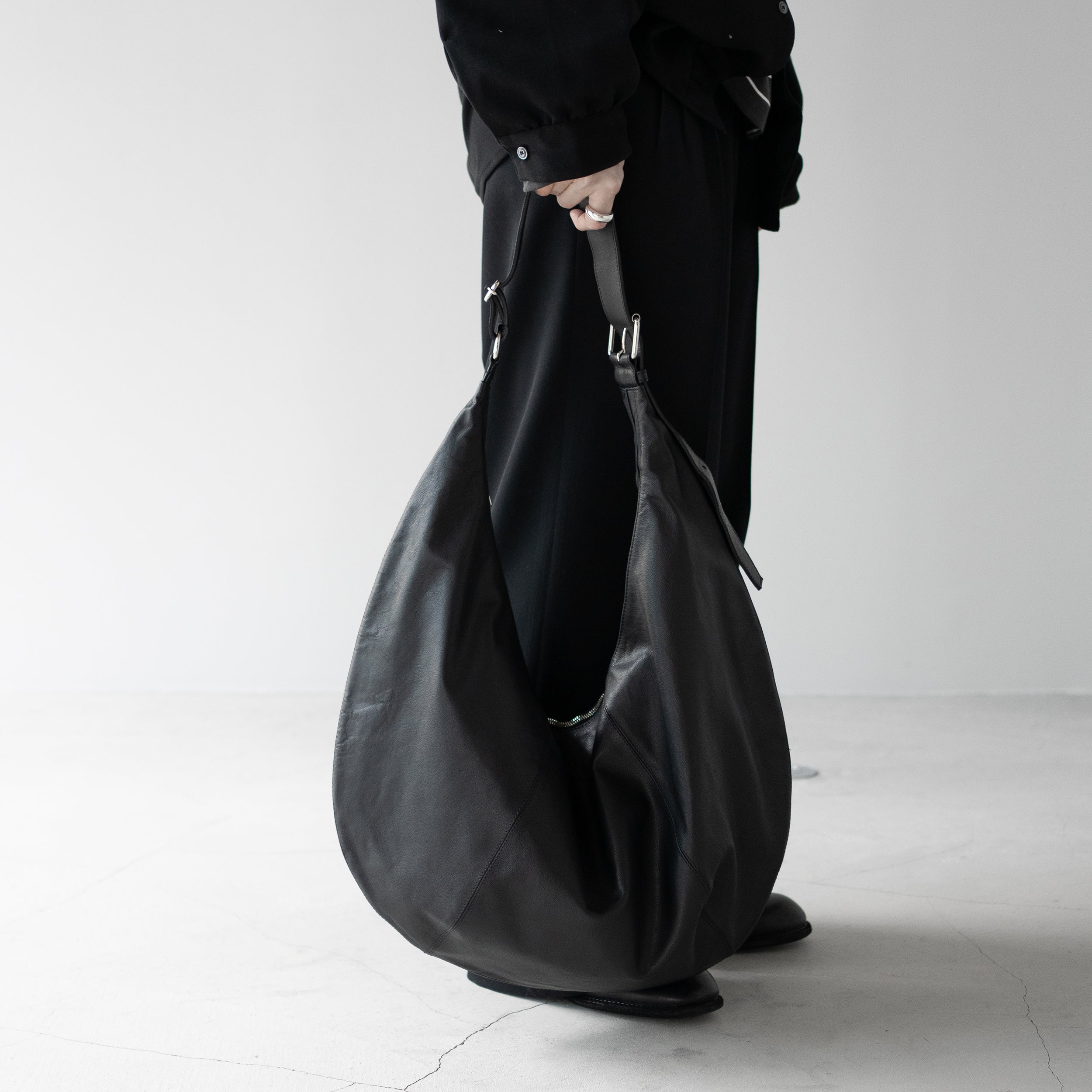 YOKE(ヨーク)/ Carf Leather Circle Bag 