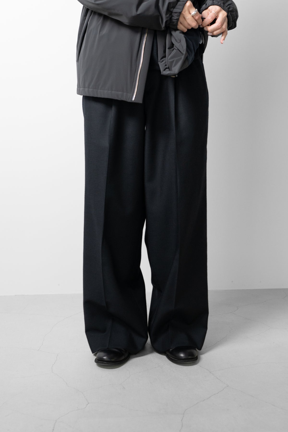 YOKE/ 3pleated Wide-leg Trousers "Black"