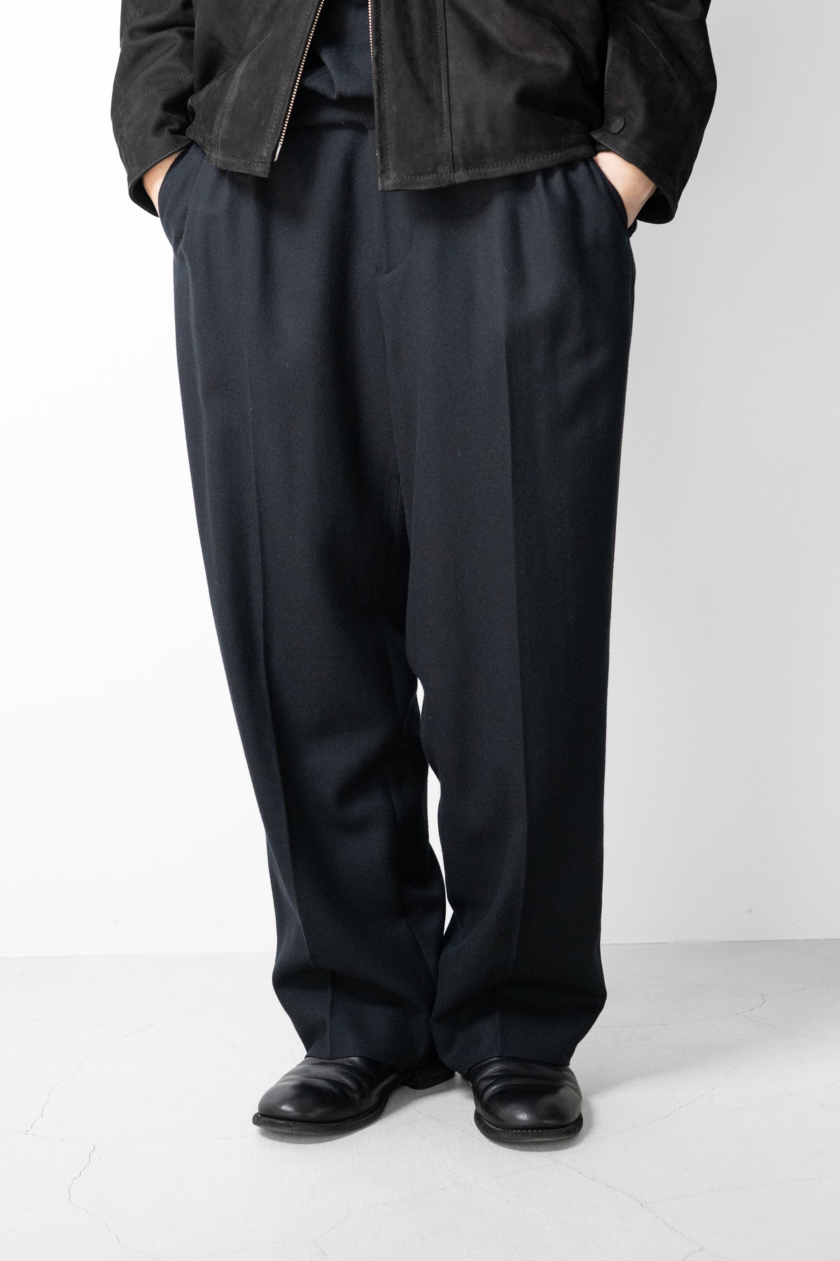 YOKE/ Pure Merino Wool Serge 4Pleated Wide Tapered Trousers "Black"
