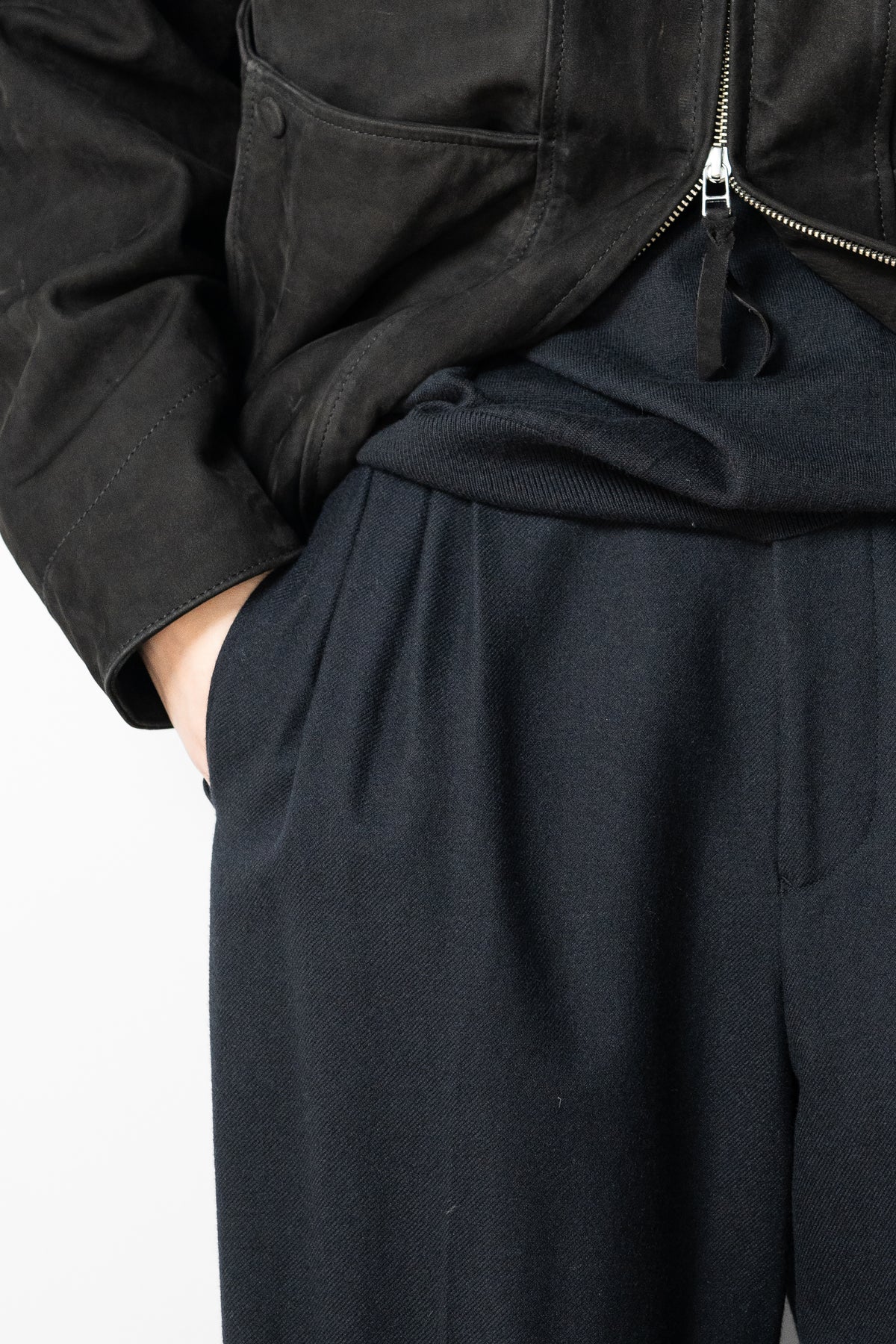 YOKE/ Pure Merino Wool Serge 4Pleated Wide Tapered Trousers "Black"