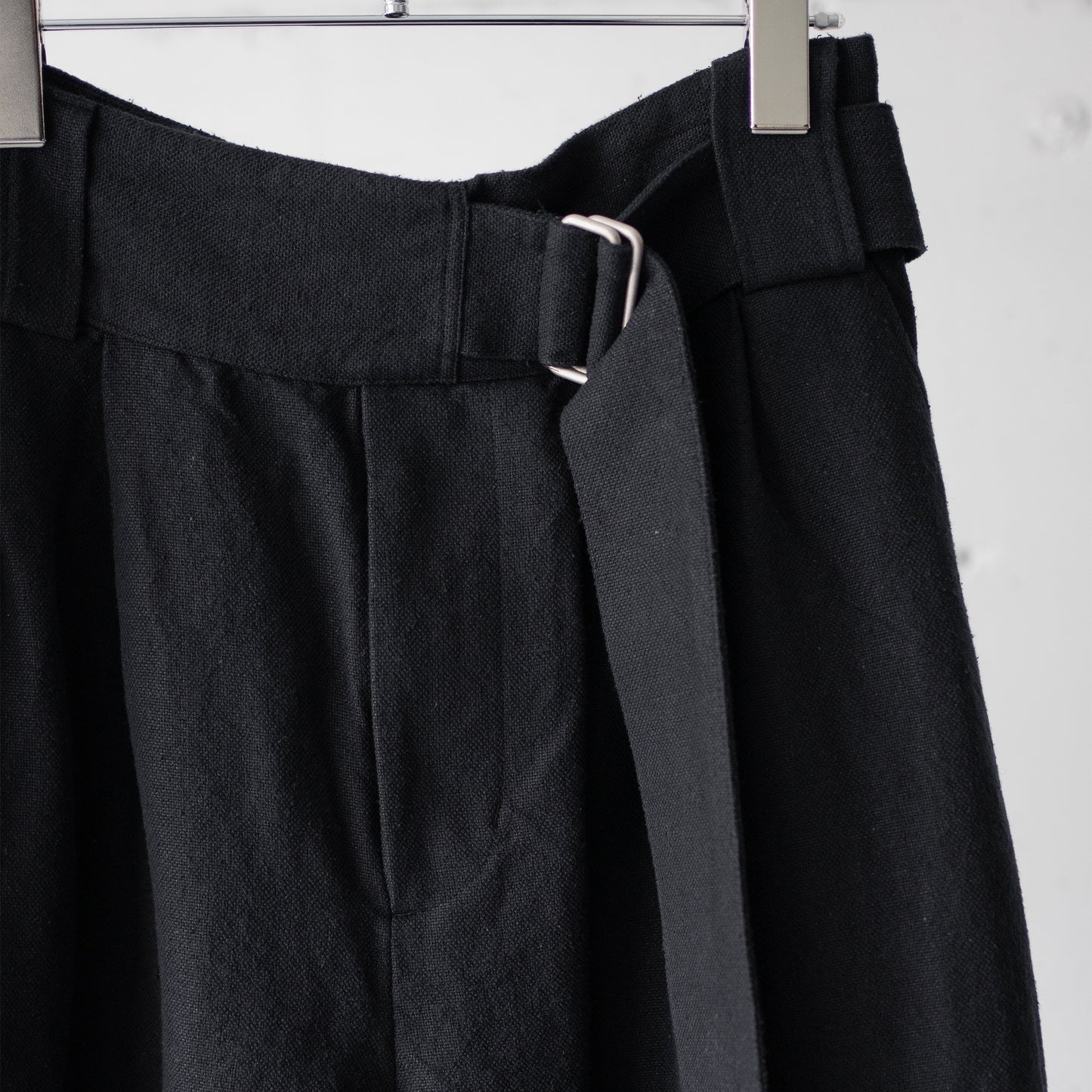 barbell object / belted zipper pt "black"