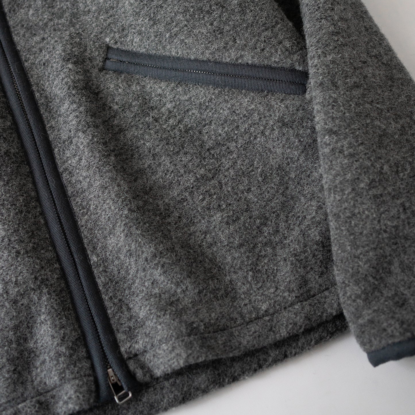 paratrait/ ZIP UP TYROL JKT "CHARCOAL"