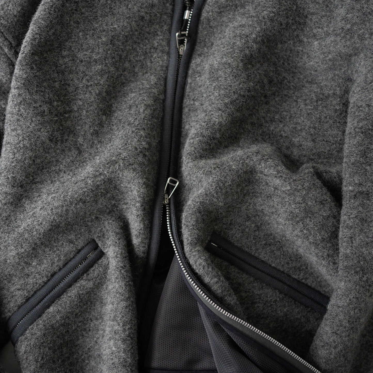 paratrait/ ZIP UP TYROL JKT "CHARCOAL"