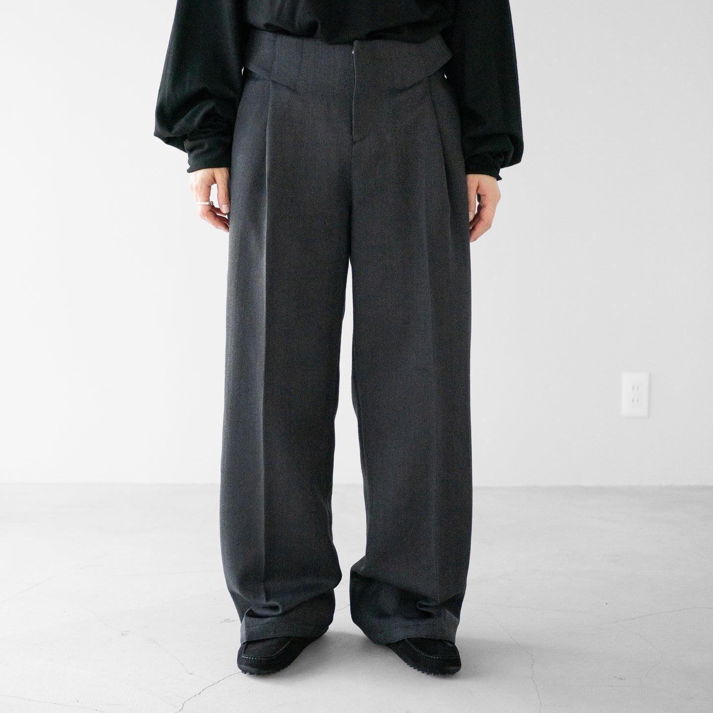 BIBLIOTHERK /  LOOSE DRESS TROUSERS "GRAY"