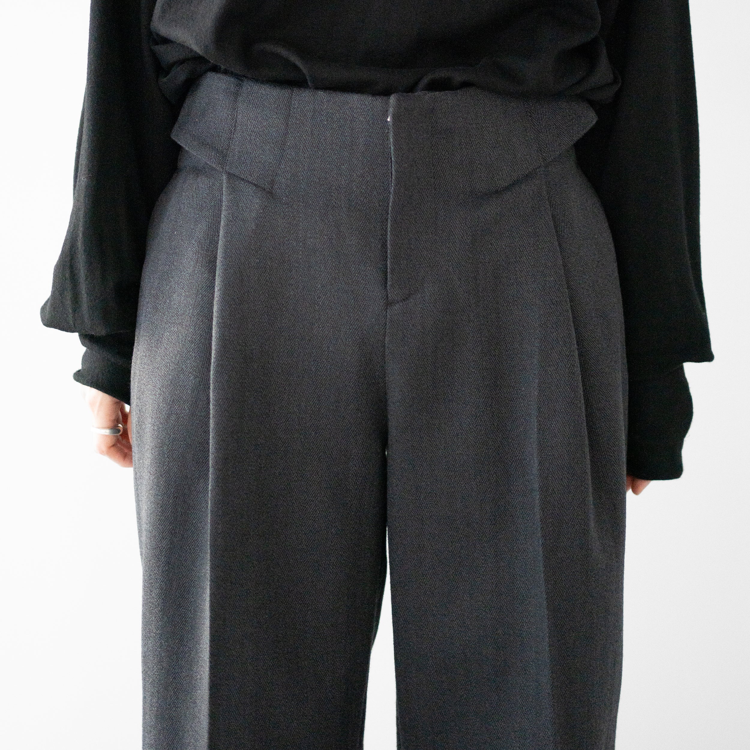 BIBLIOTHERK(ビブリオテーク) / LOOSE DRESS TROUSERS 