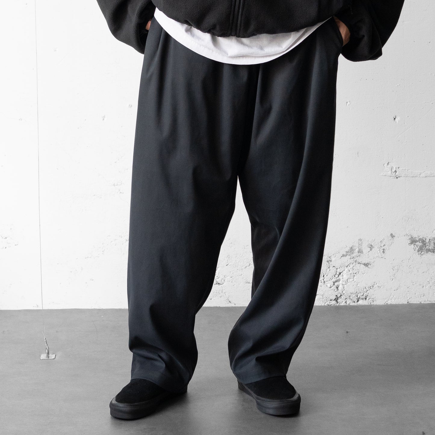 ESSAY/ GATHER EASY SLACKS "Black"