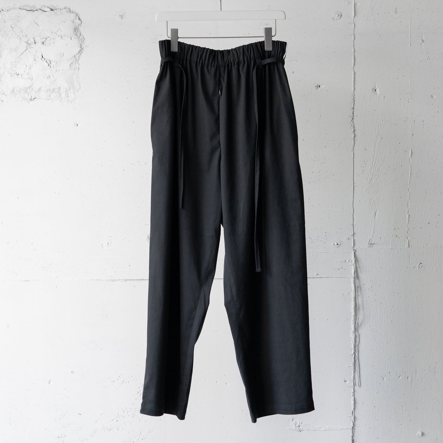 ESSAY/ GATHER EASY SLACKS "Black"