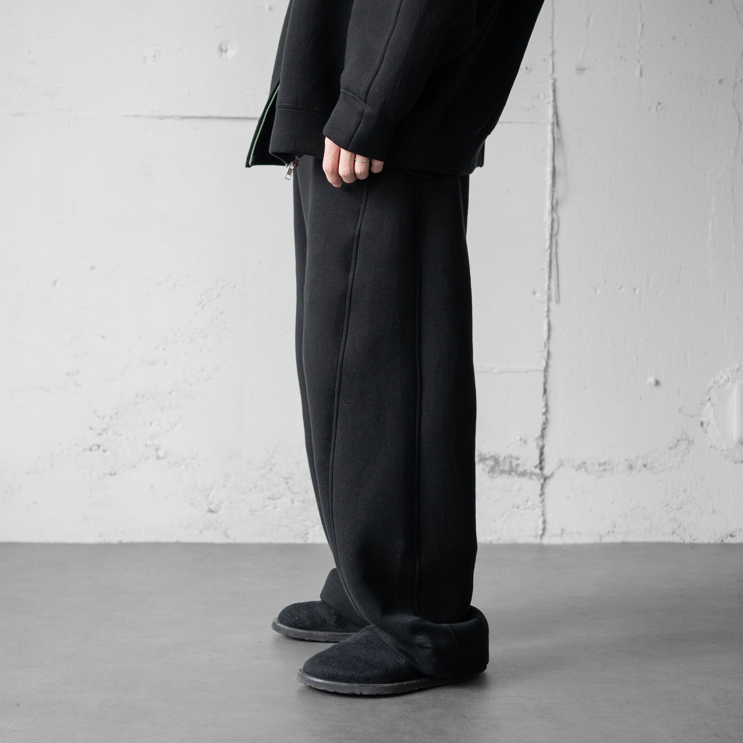 ssstein/ COTTON DOUBLE KNIT TWIST SEAM PANTS "BLACK"