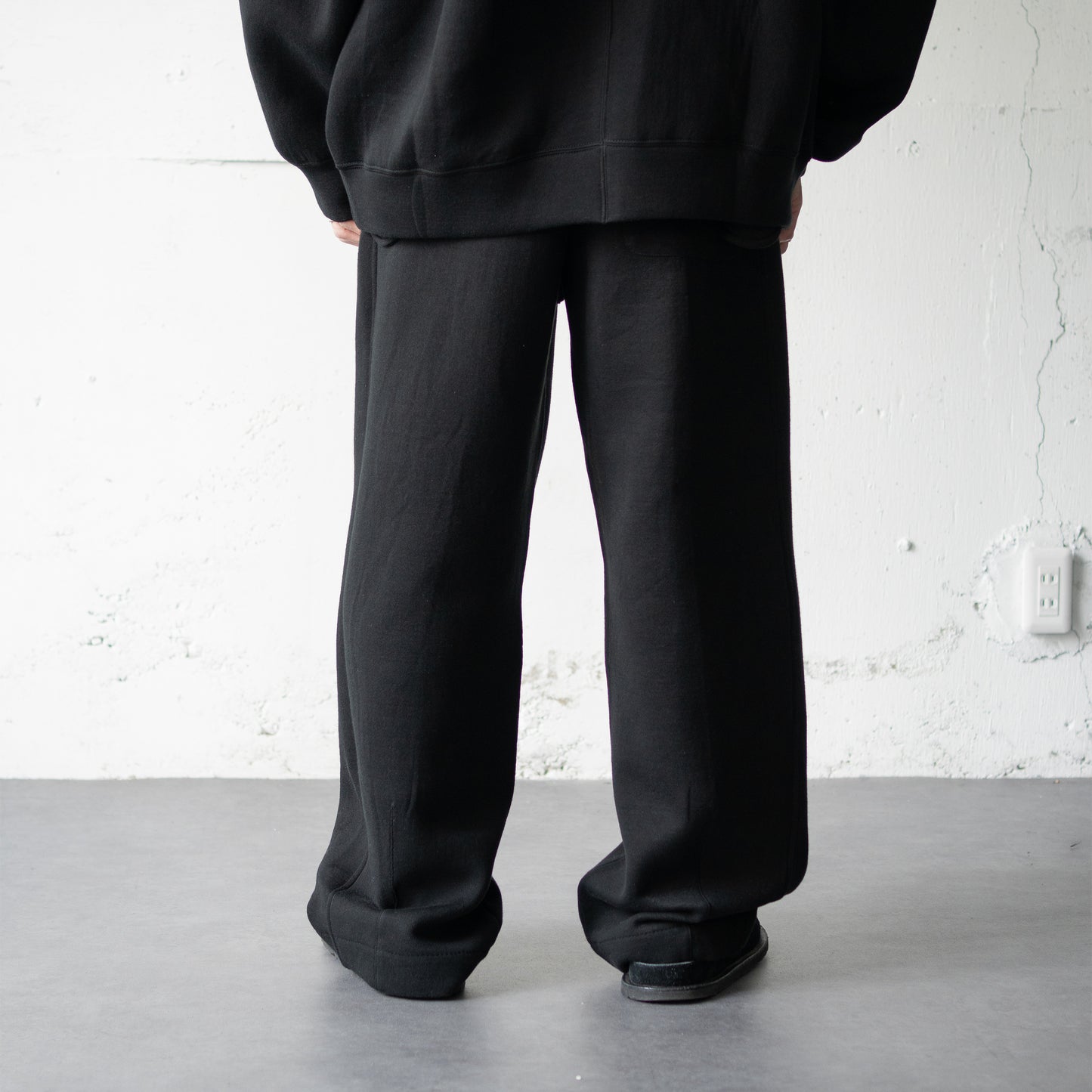 ssstein/ COTTON DOUBLE KNIT TWIST SEAM PANTS "BLACK"