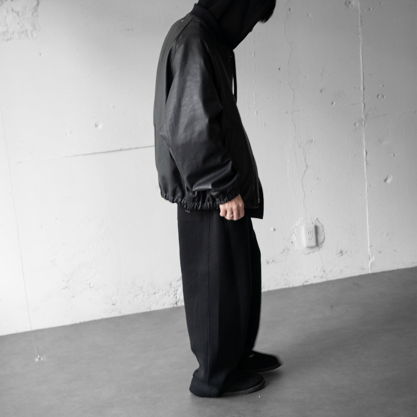 ssstein/ COTTON DOUBLE KNIT TWIST SEAM PANTS "BLACK"