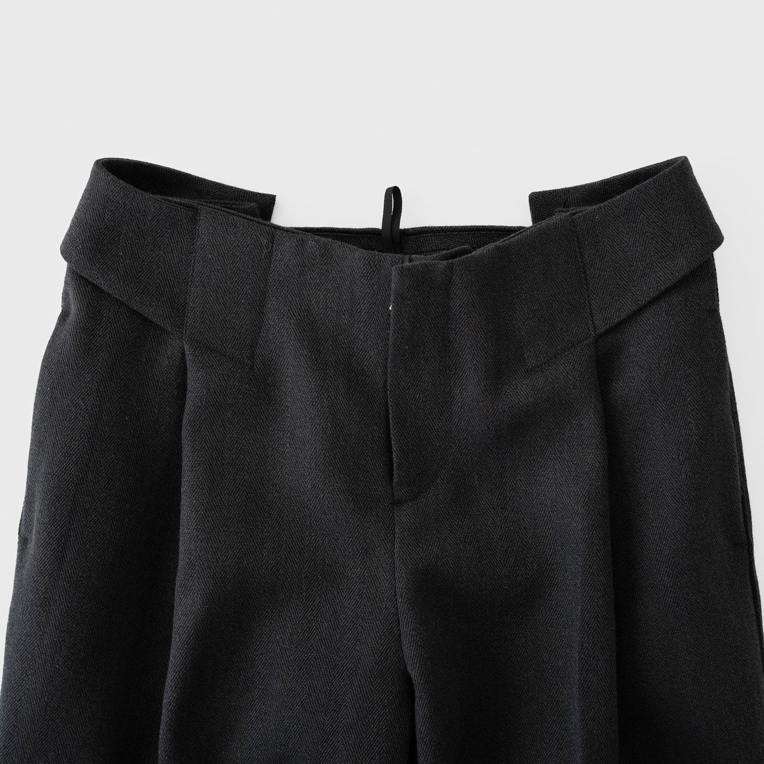 パンツ BIBLIOTHERK LOOSE DRESS TROUSERS Black BIBLIOTHERK/ビブリオテーク/LOOSE DRESS TROUSERS | GARDEN（ガーデン