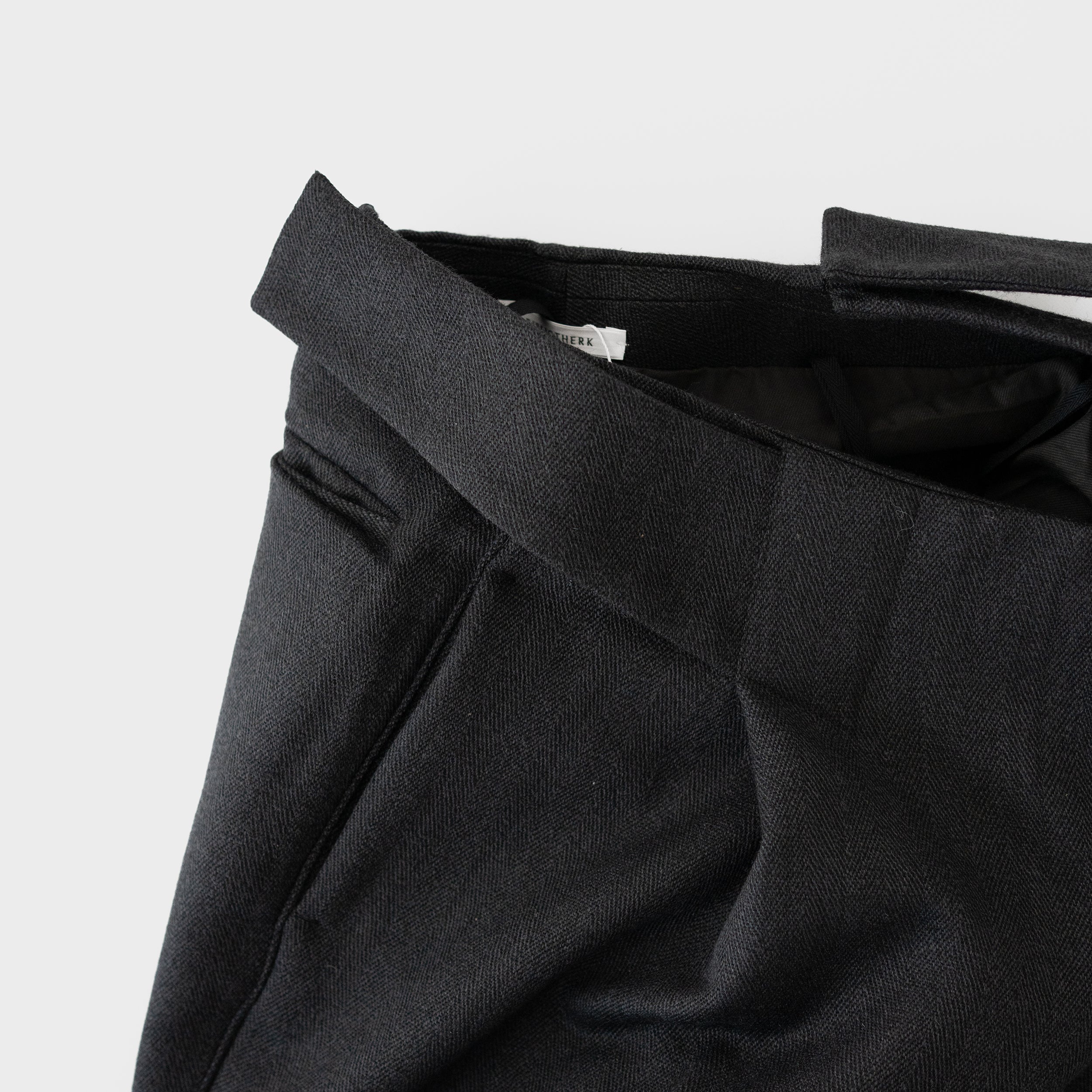 パンツ BIBLIOTHERK LOOSE DRESS TROUSERS Black BIBLIOTHERK/ビブリオテーク/LOOSE DRESS TROUSERS | GARDEN（ガーデン