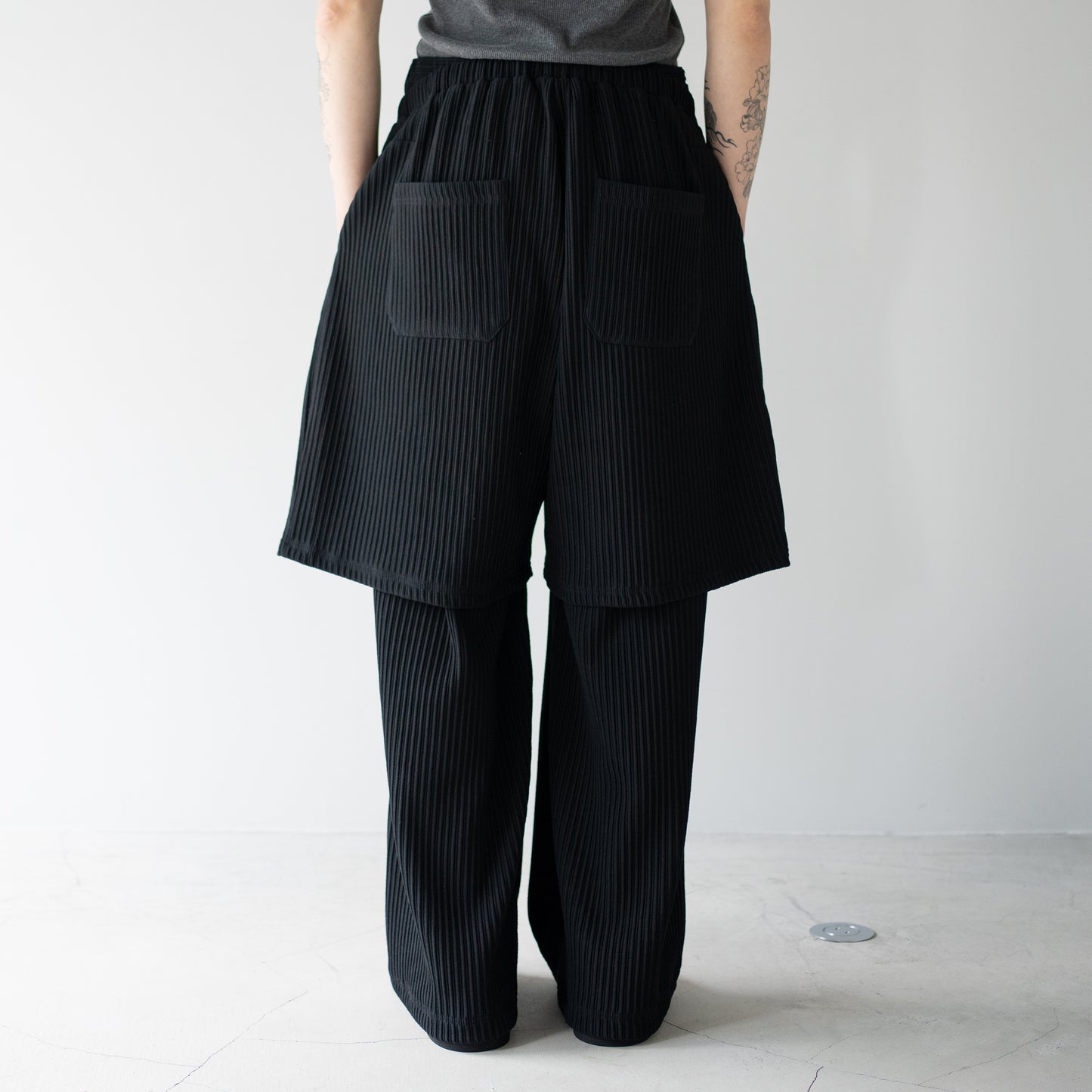 ANCELLM / WRINKLED STRIPE TUCK SHORT PANTS "BLACK"