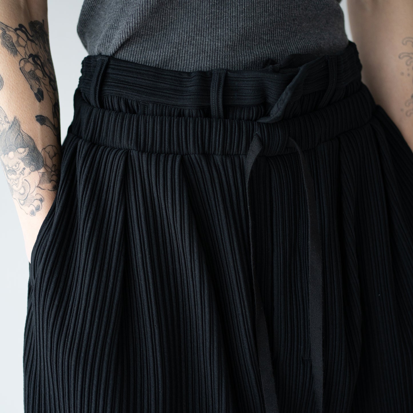 ANCELLM / WRINKLED STRIPE TUCK SHORT PANTS "BLACK"