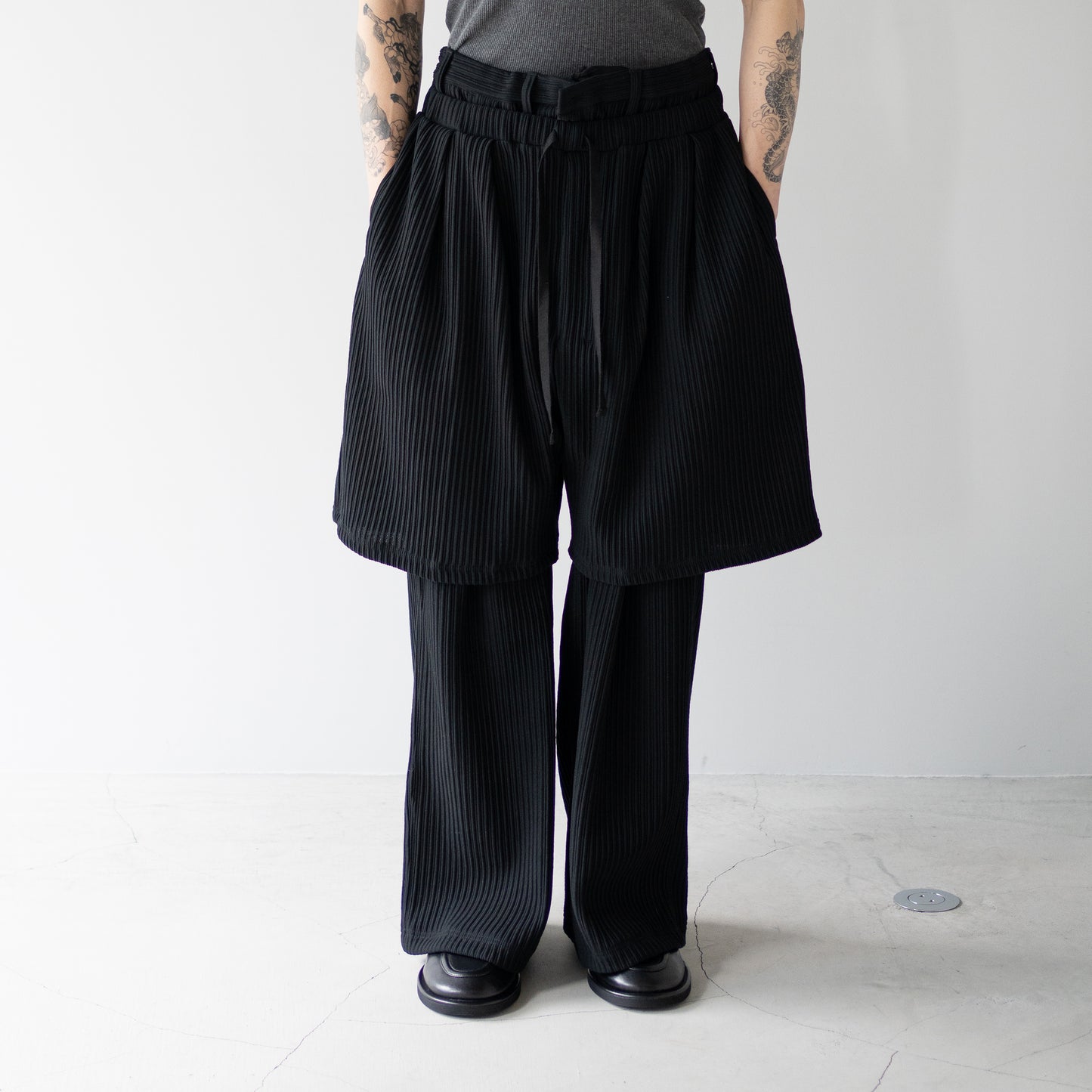 ANCELLM / WRINKLED STRIPE TUCK SHORT PANTS "BLACK"