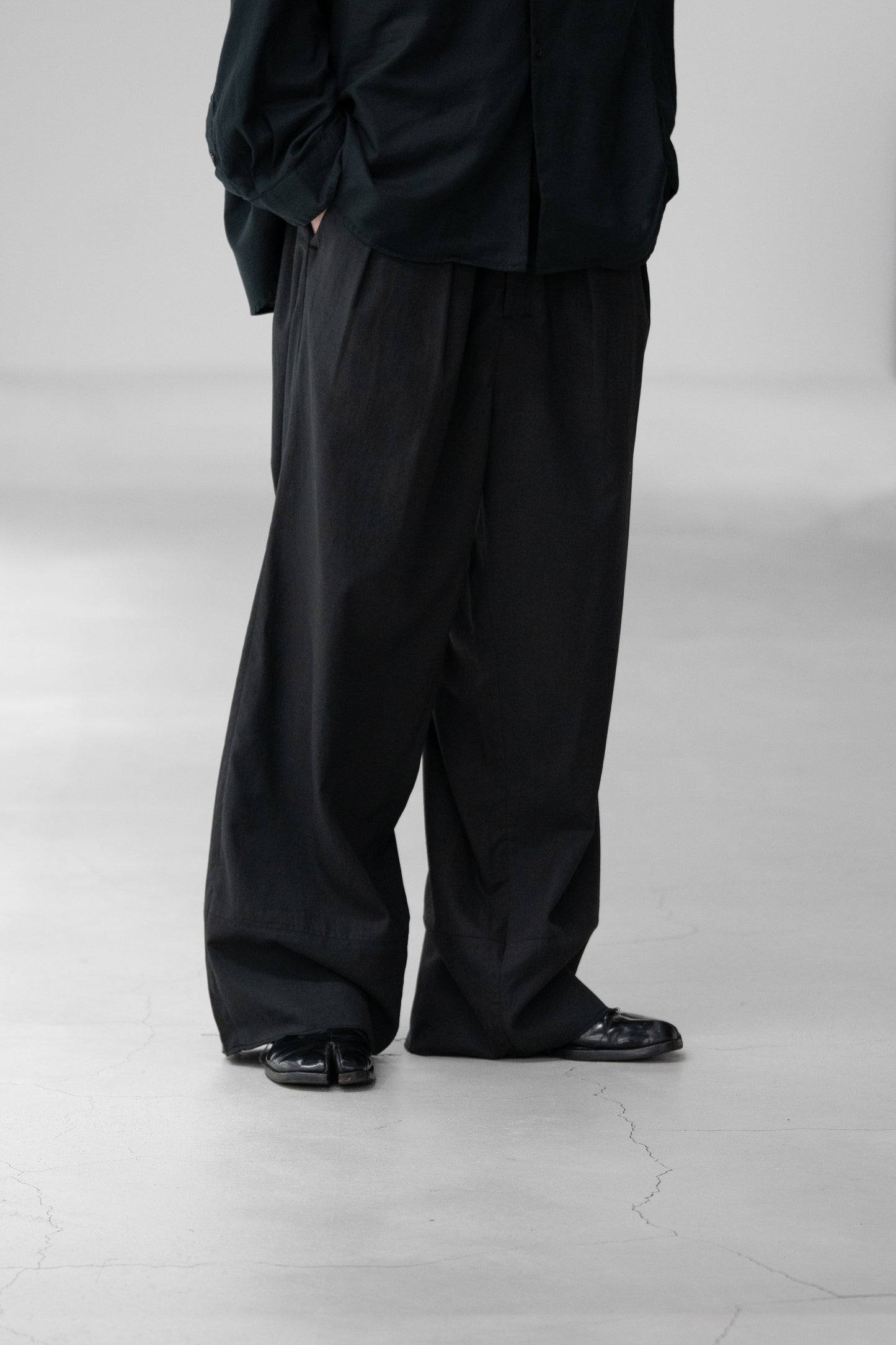 ANCELLM / L/C TUCK EASY PANTS "BLACK"