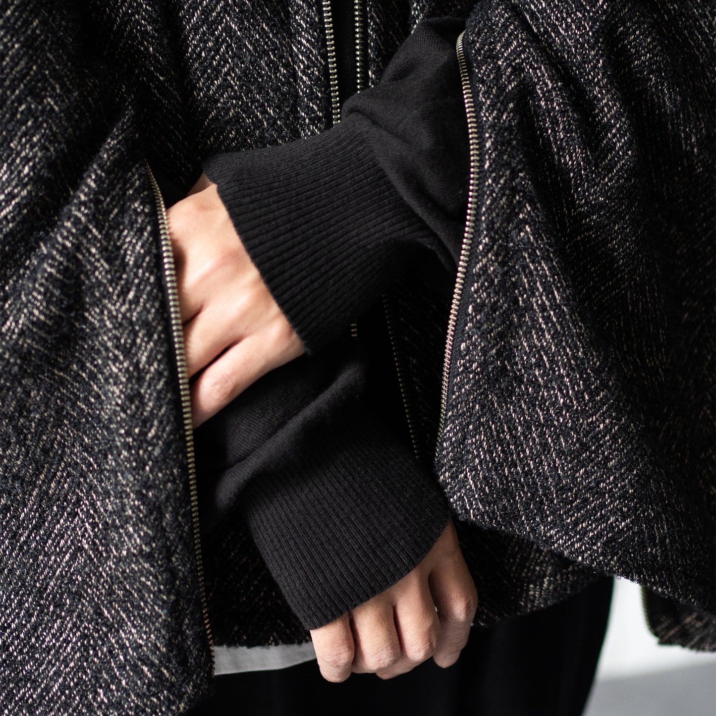 YOKE/ TWEED STAND COLLAR ZIP BLOUSON "BLACK"