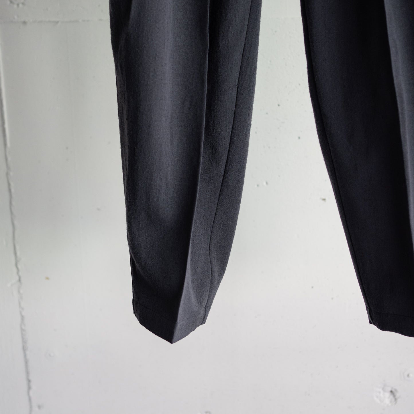 kontor/ 3 PLEAT WOOL PANTS "GREY"