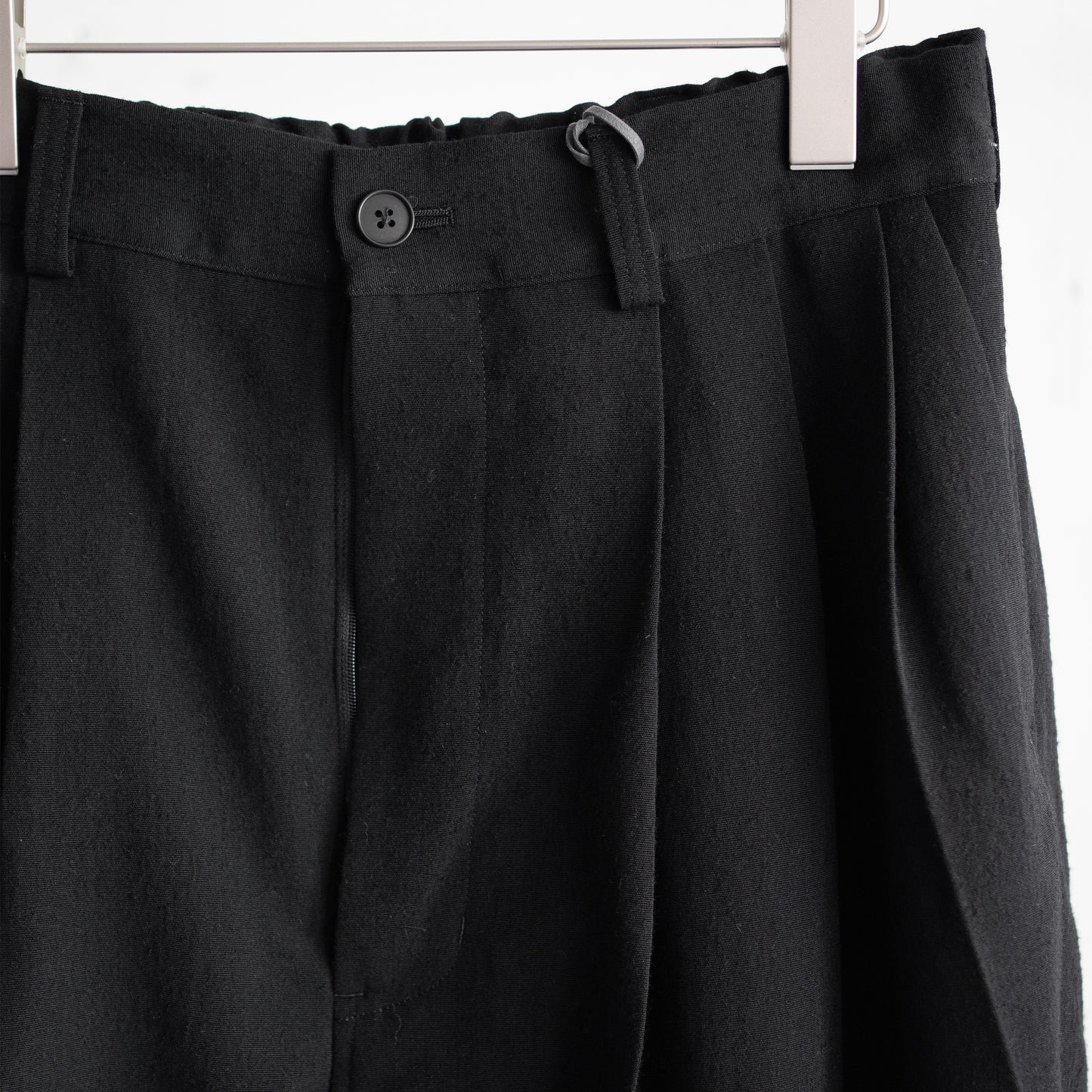 kontor/ 3 PLEAT WOOL PANTS "BLACK"