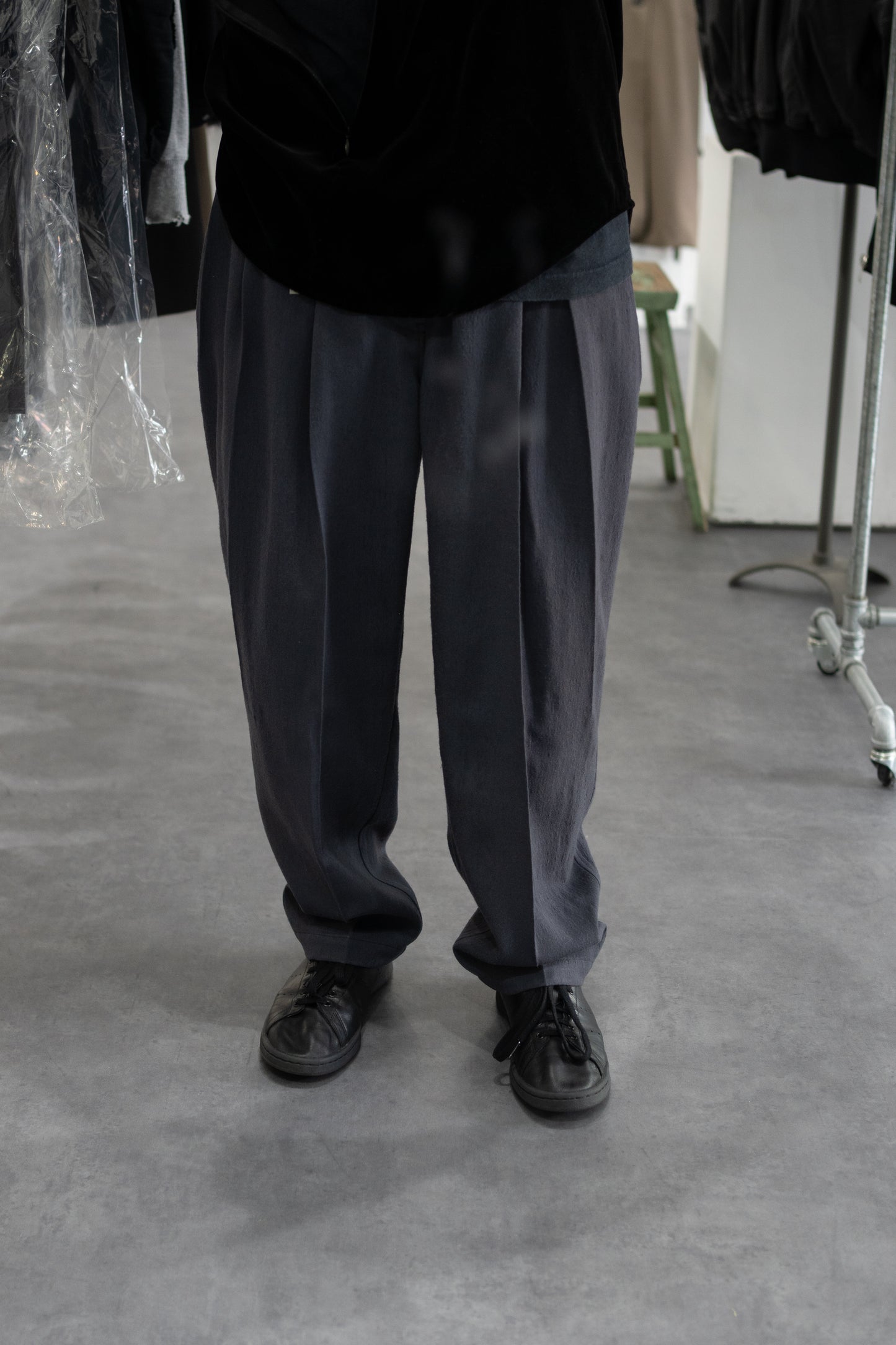 kontor/ 3 PLEAT WOOL PANTS "GREY"