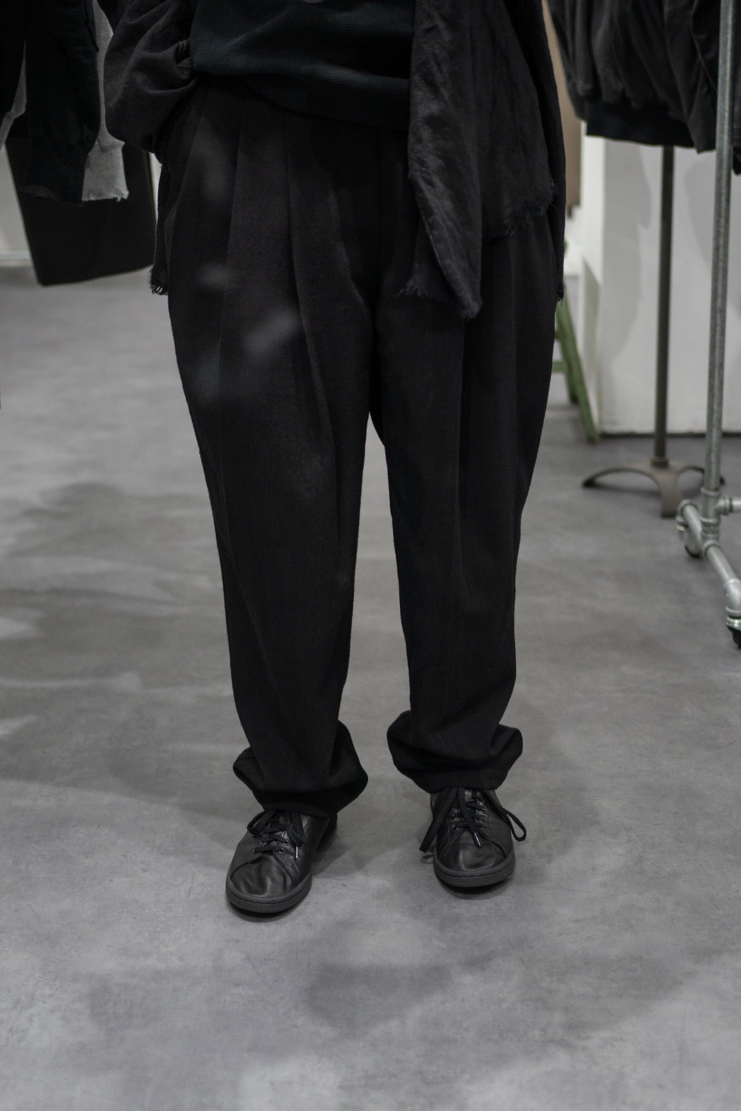 kontor/ 3 PLEAT WOOL PANTS "BLACK"