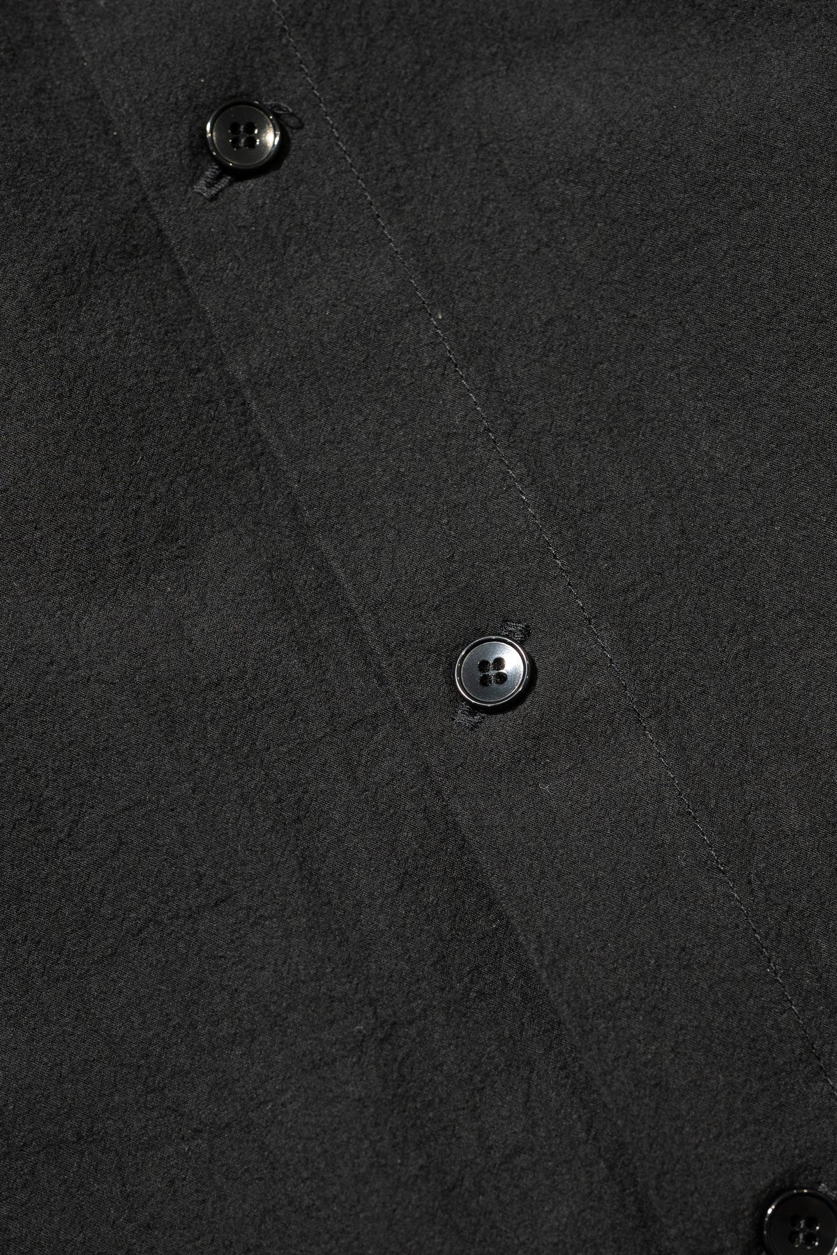 VUJA DÉ / Haku Split Collar Shirt in Twisted Cotton "Black"